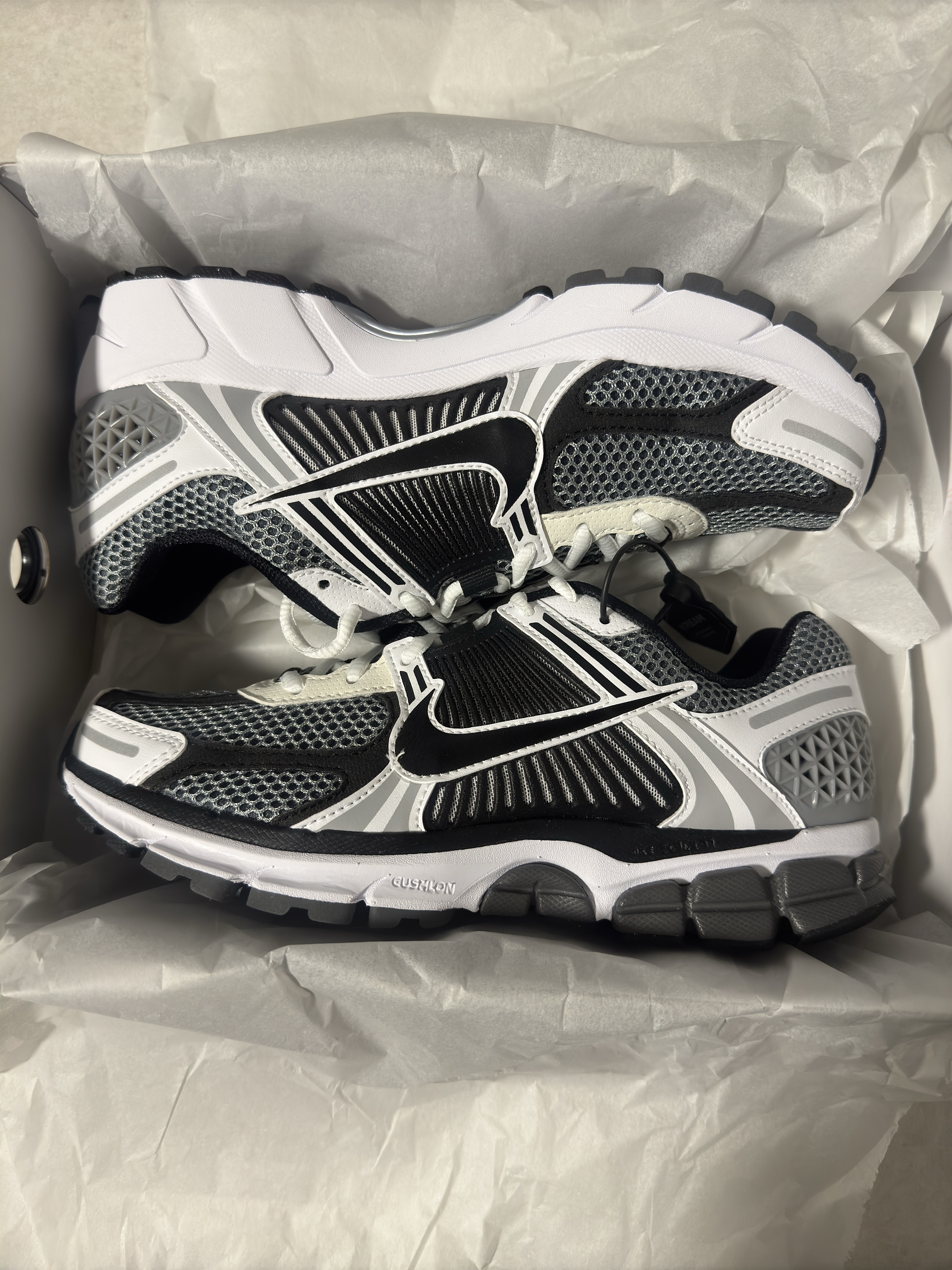 Nike Zoom Vomero 5 SE SP Dark Grey Black White 착용 스타일