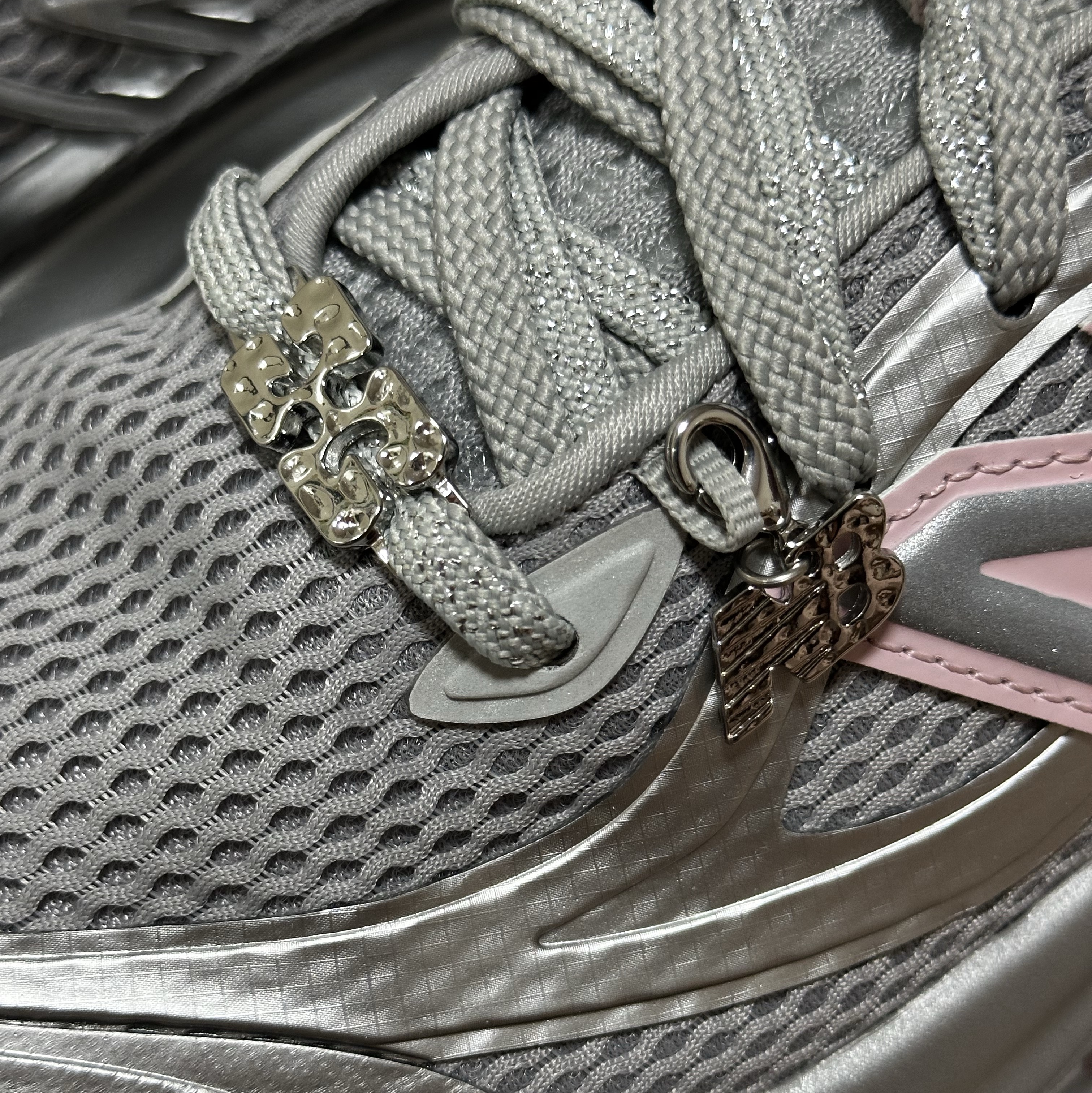 New Balance x Ganni Fresh Foam Silver Metallic Gray Quill 착용 스타일 - 2