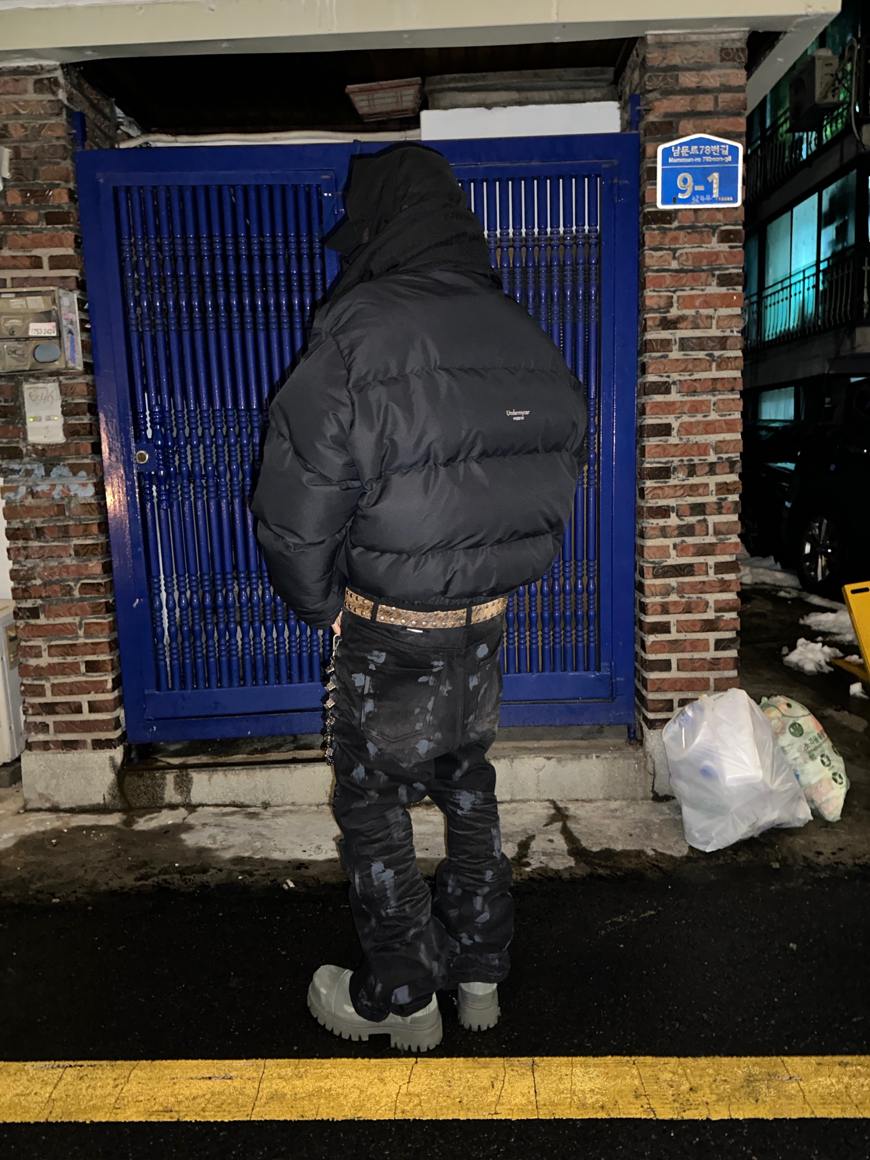 Undermycar Mu.15 Anti Fxxking Logo Play Triple Logo Crop Padding Jacket Black 착용 스타일 - 6