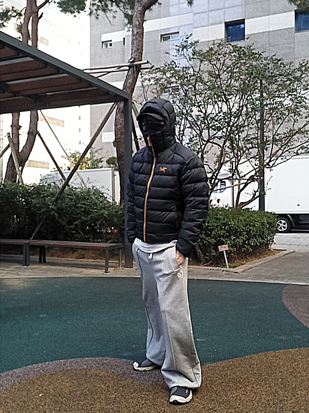 Arc'teryx Thorium Hoody Dark Magic, Salomon RX Slide 3.0 Black Plum Kitten 착용 스타일 - 5