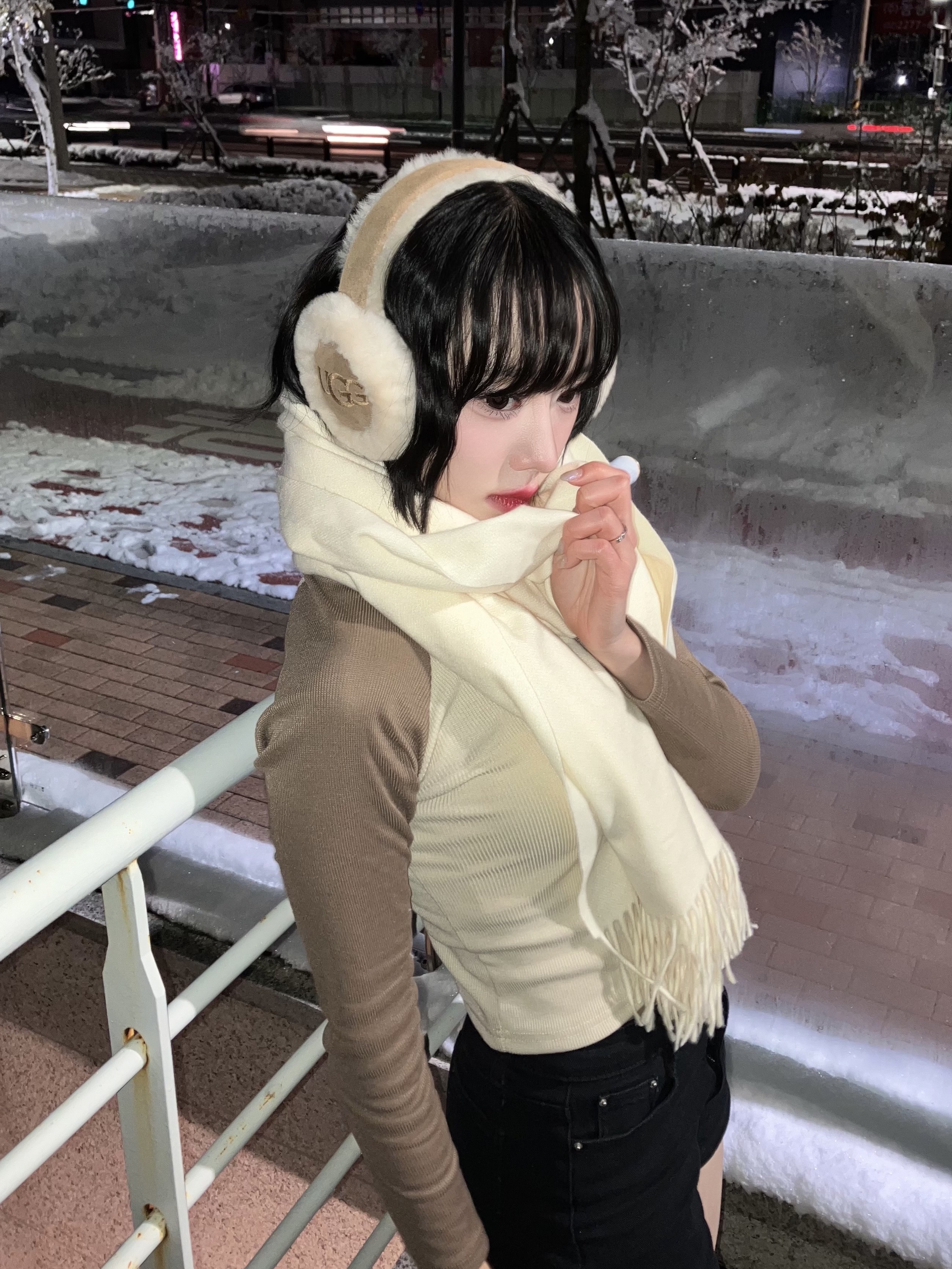 (W) UGG Embroidered Logo Earmuff Chestnut 착용 스타일 - 3