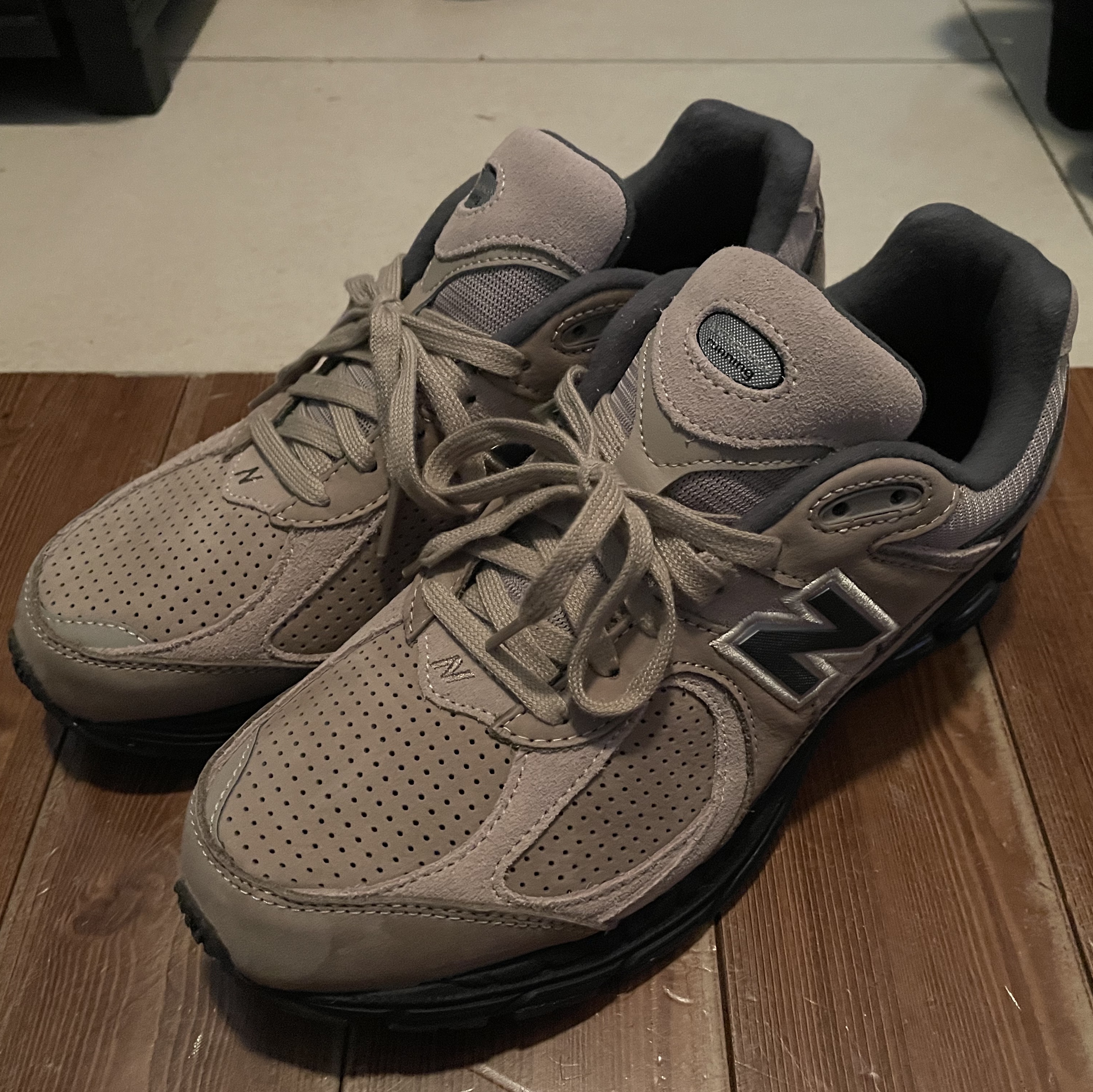 New Balance 2002R Beige 착용 스타일 - 2