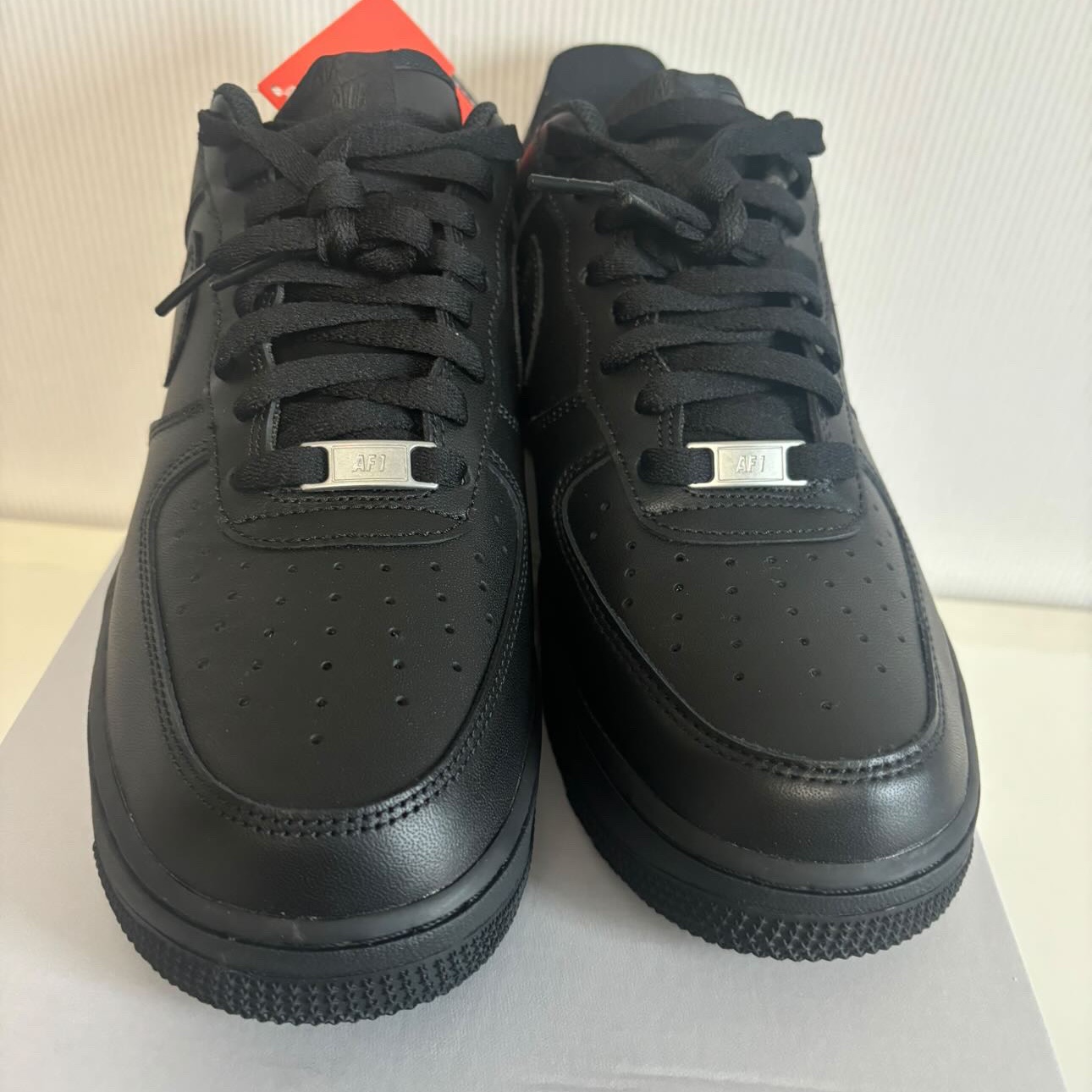 Nike Air Force 1 '07 Low Triple Black 착용 스타일 - 2