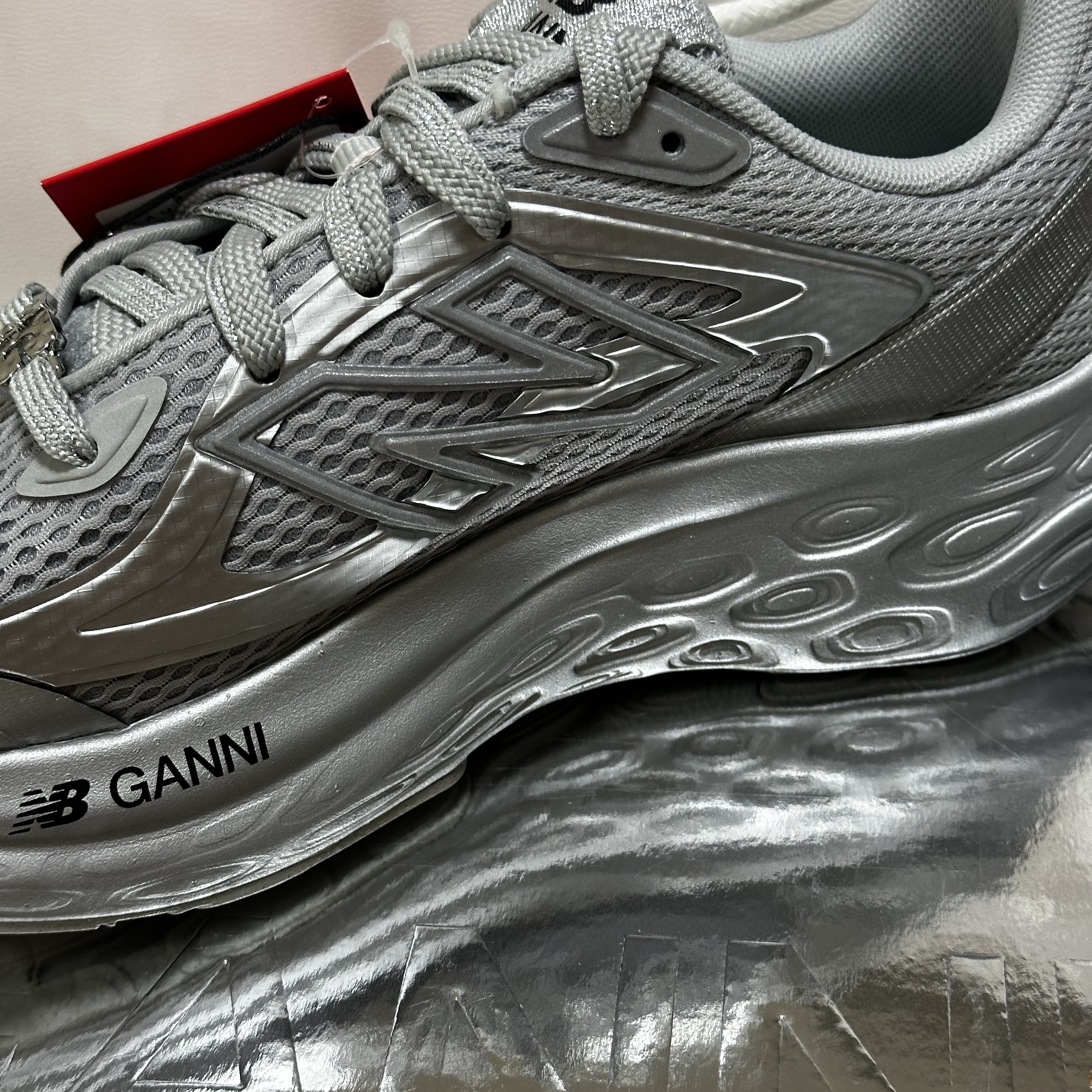 New Balance x Ganni Fresh Foam Silver Metallic Gray Quill 착용 스타일 - 4