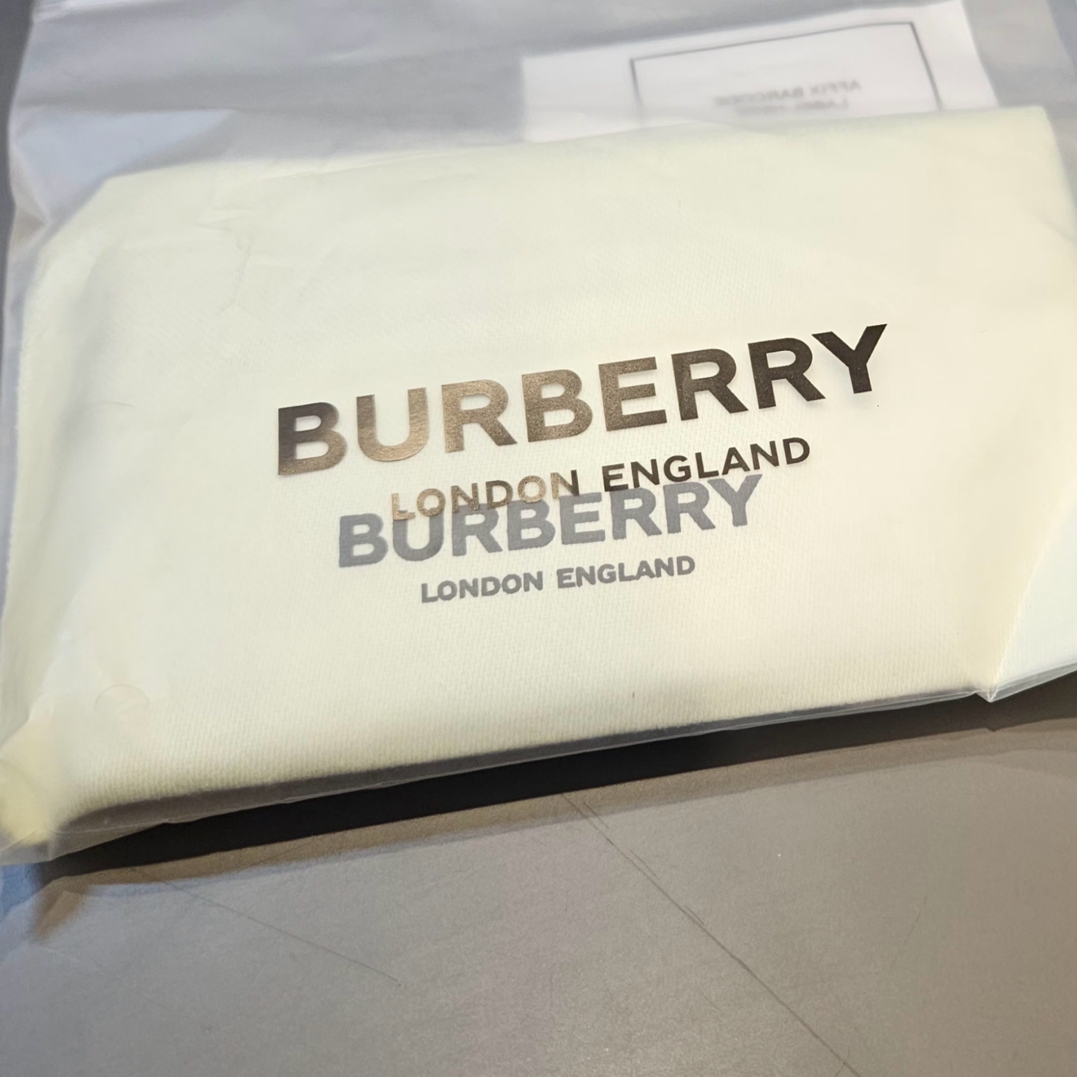 Burberry Exaggerated Check and Leather Card Case Dark Birch Brown 착용 스타일 - 3