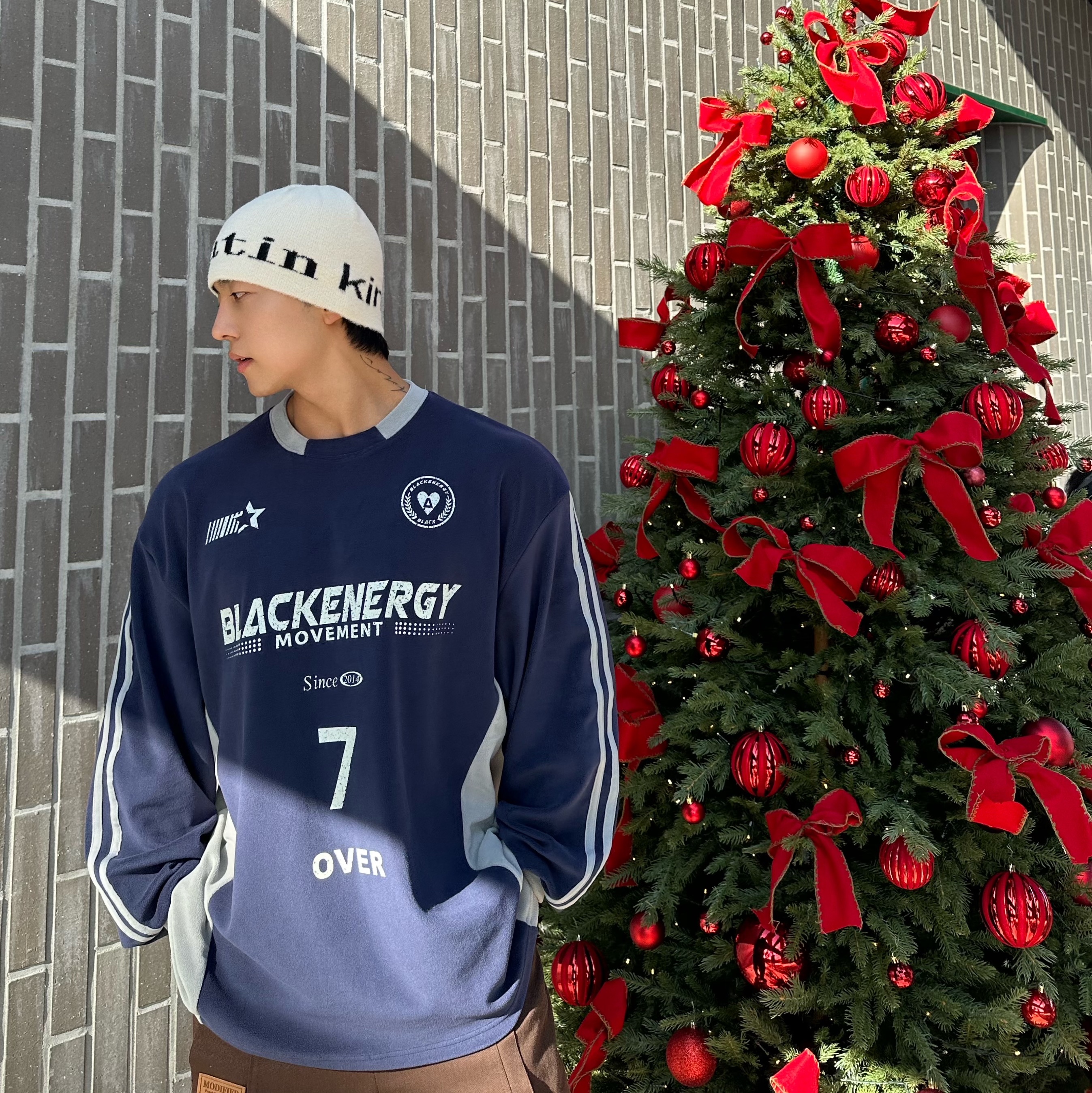 Matin Kim Logo Jacquard Short Beanie White 착용 스타일 - 3