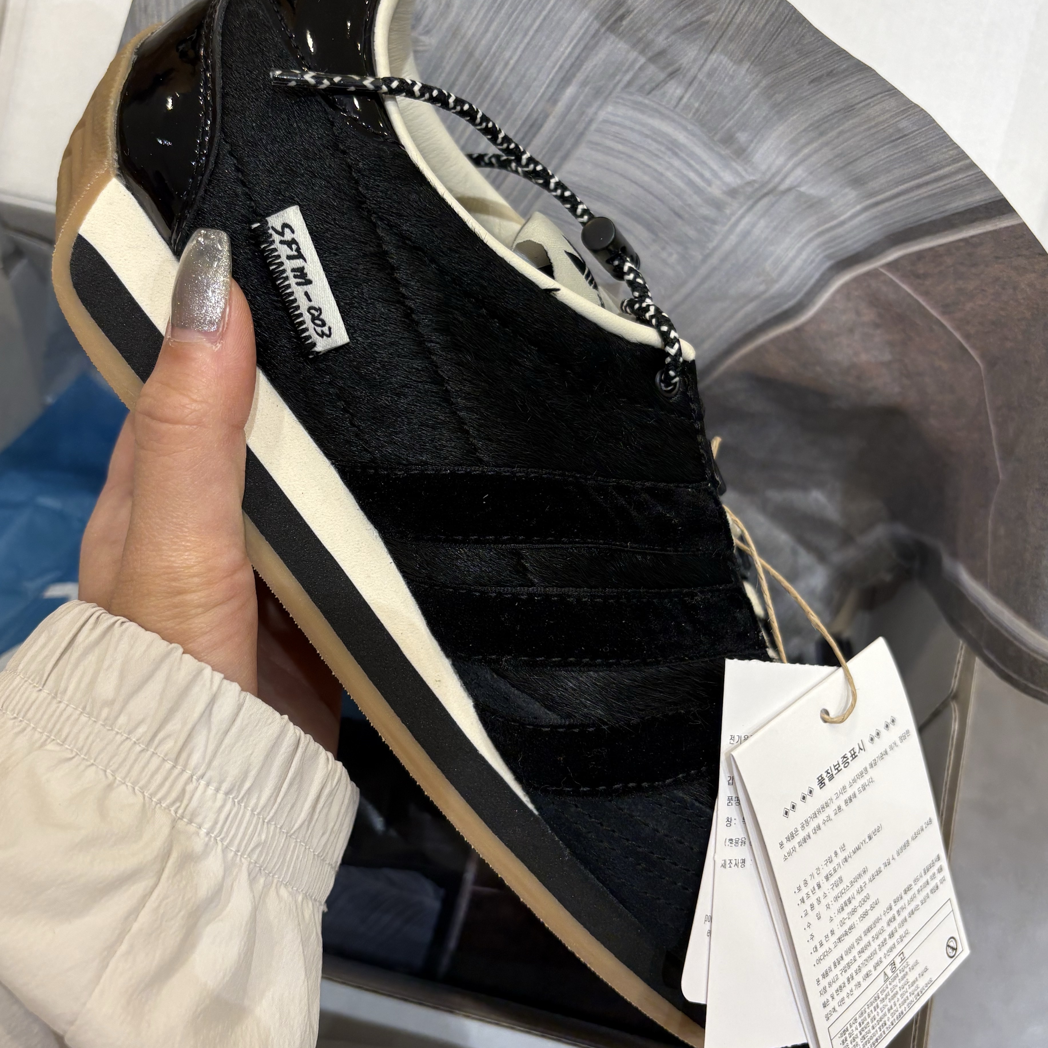 Adidas x Song for the Mute Country OG Core Black Cream White 착용 스타일 - 1
