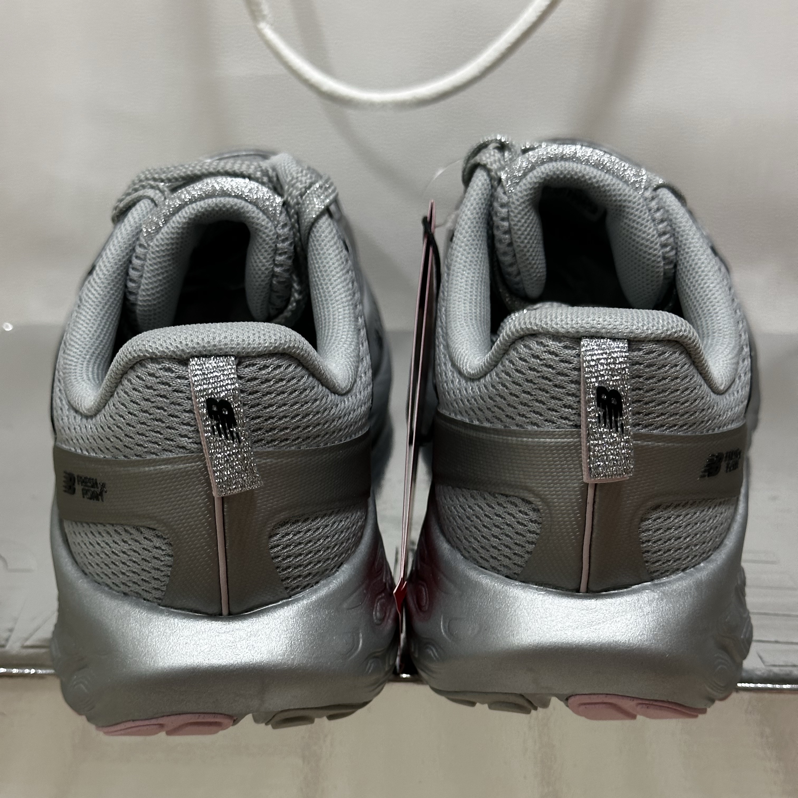 New Balance x Ganni Fresh Foam Silver Metallic Gray Quill 착용 스타일 - 5