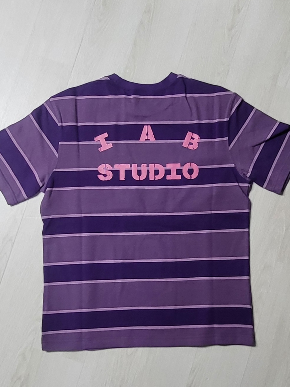 IAB Studio x Arcane Jinx Striped T-shirt Purple Stripe Pink 착용 스타일 - 1