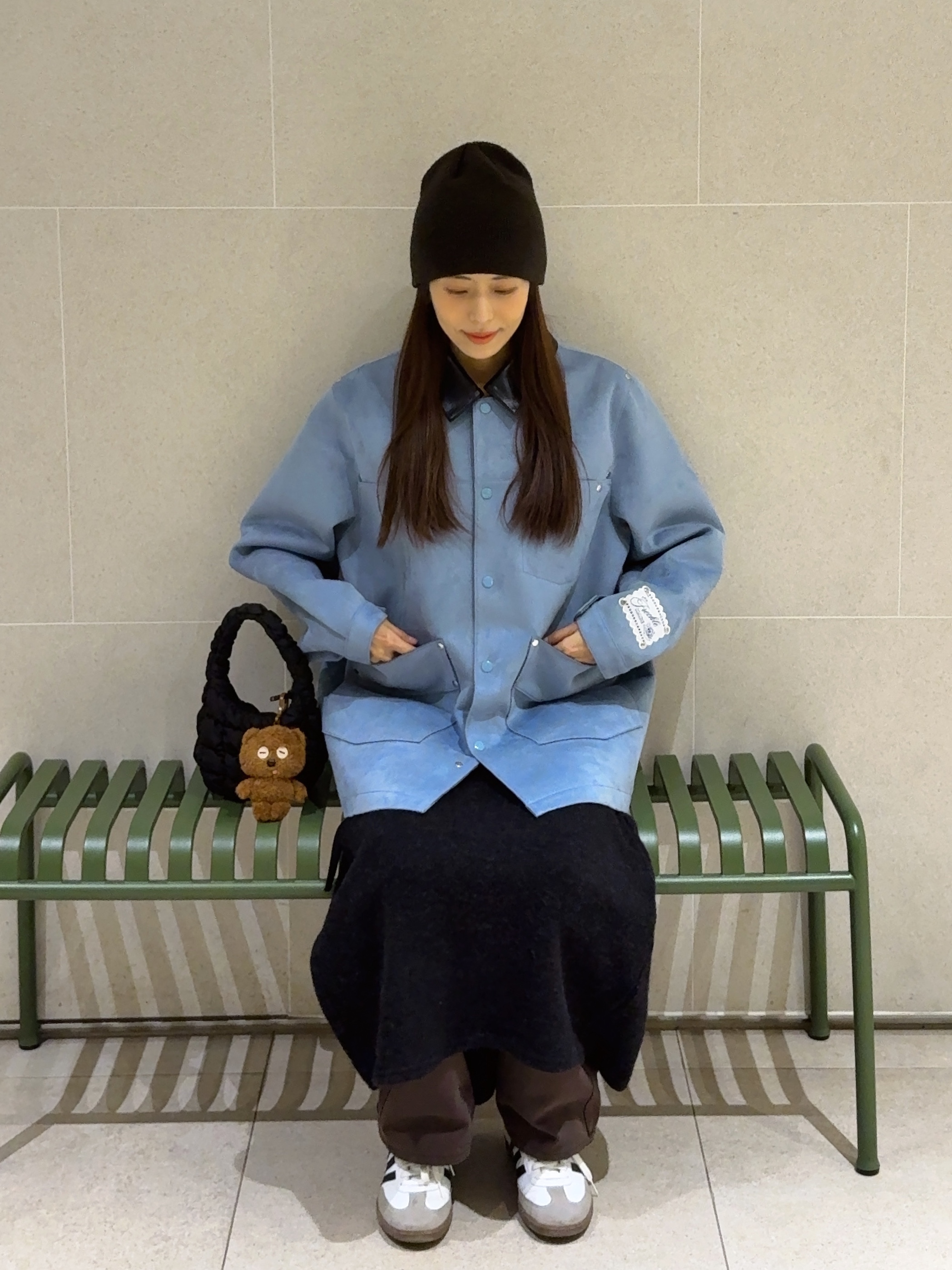 COS Quilted Micro Bag Black, Adidas Samba Vegan White Black 착용 스타일 - 1