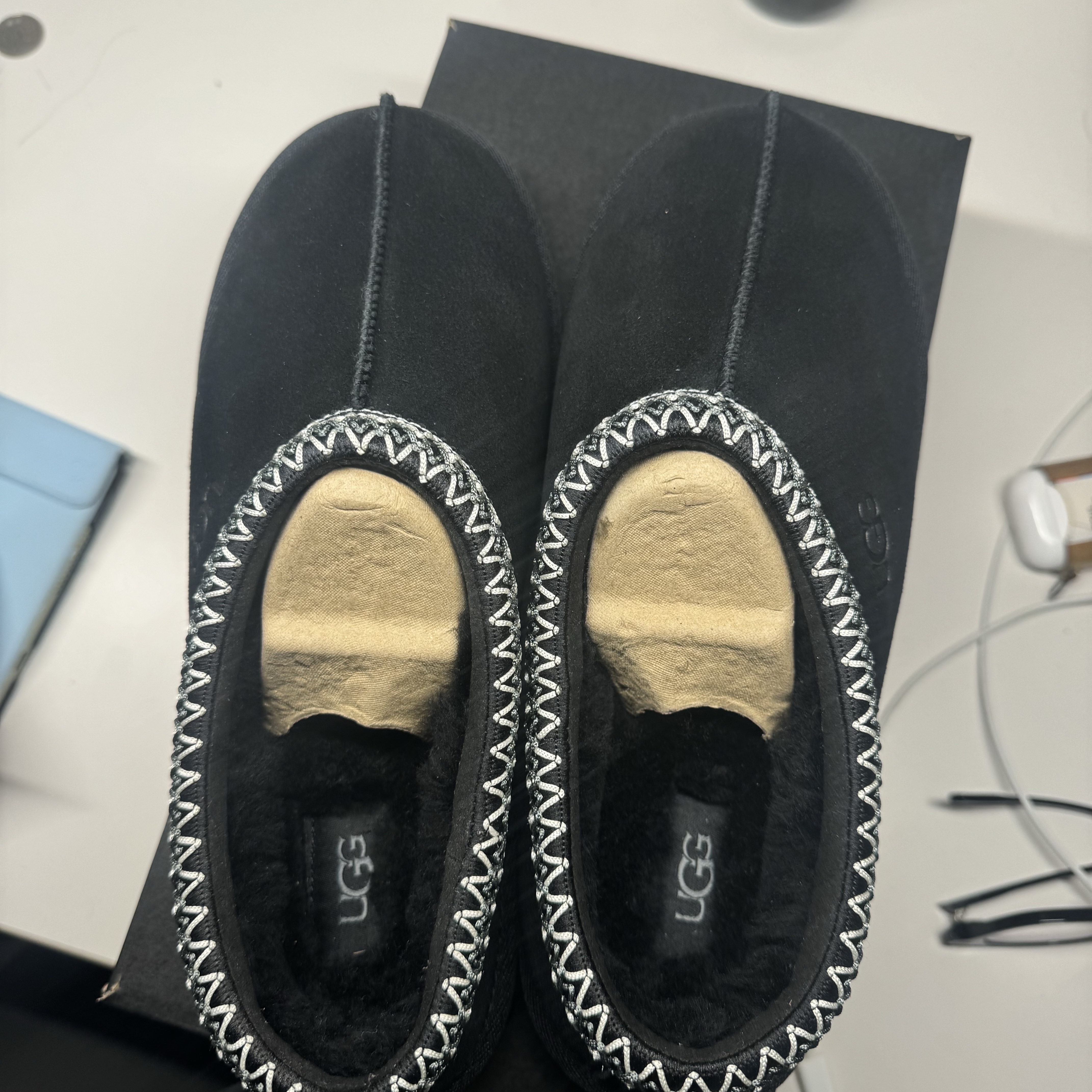 UGG Tasman Black 착용 스타일