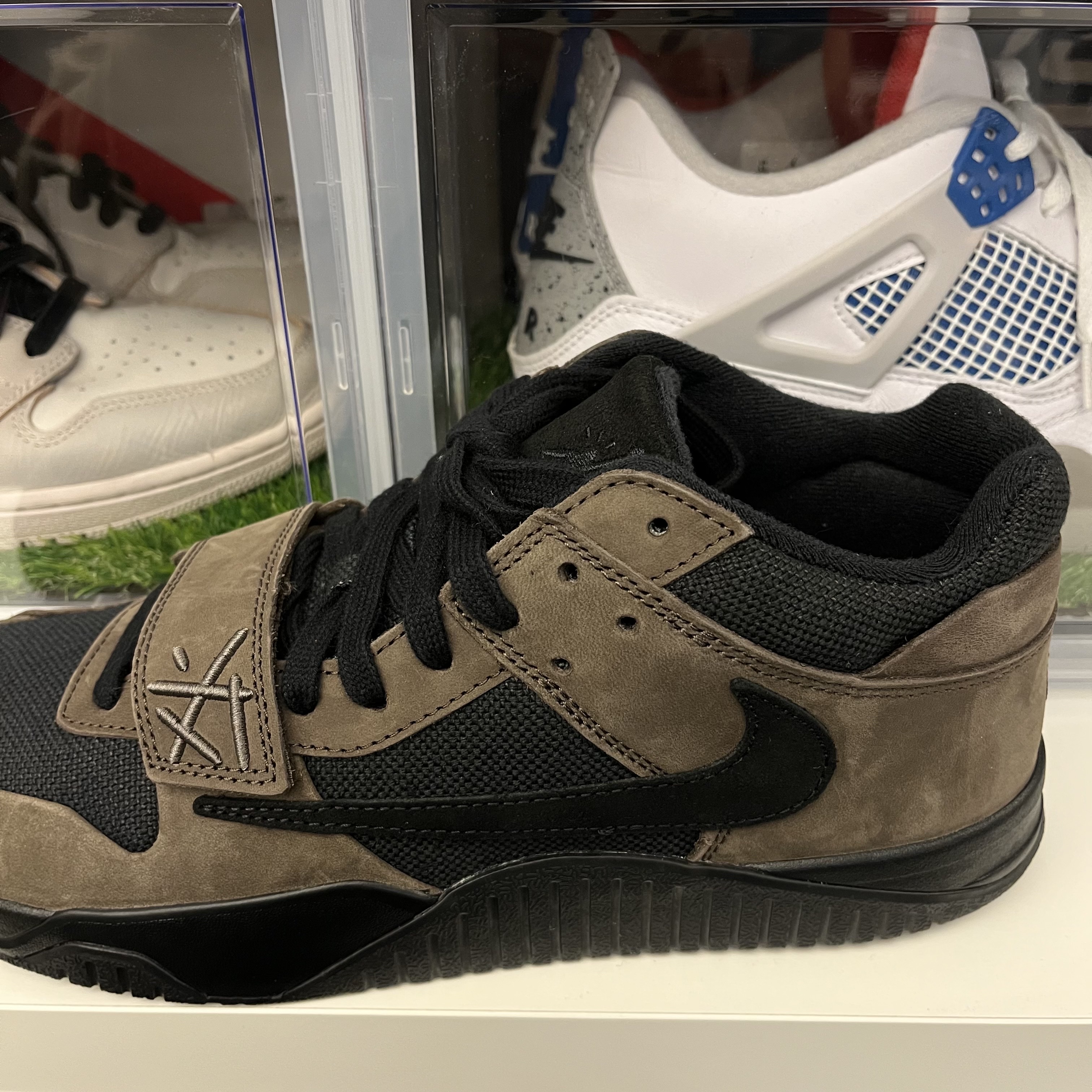 Jordan x Travis Scott Jumpman Jack TR Black and Dark Mocha 착용 스타일 - 3