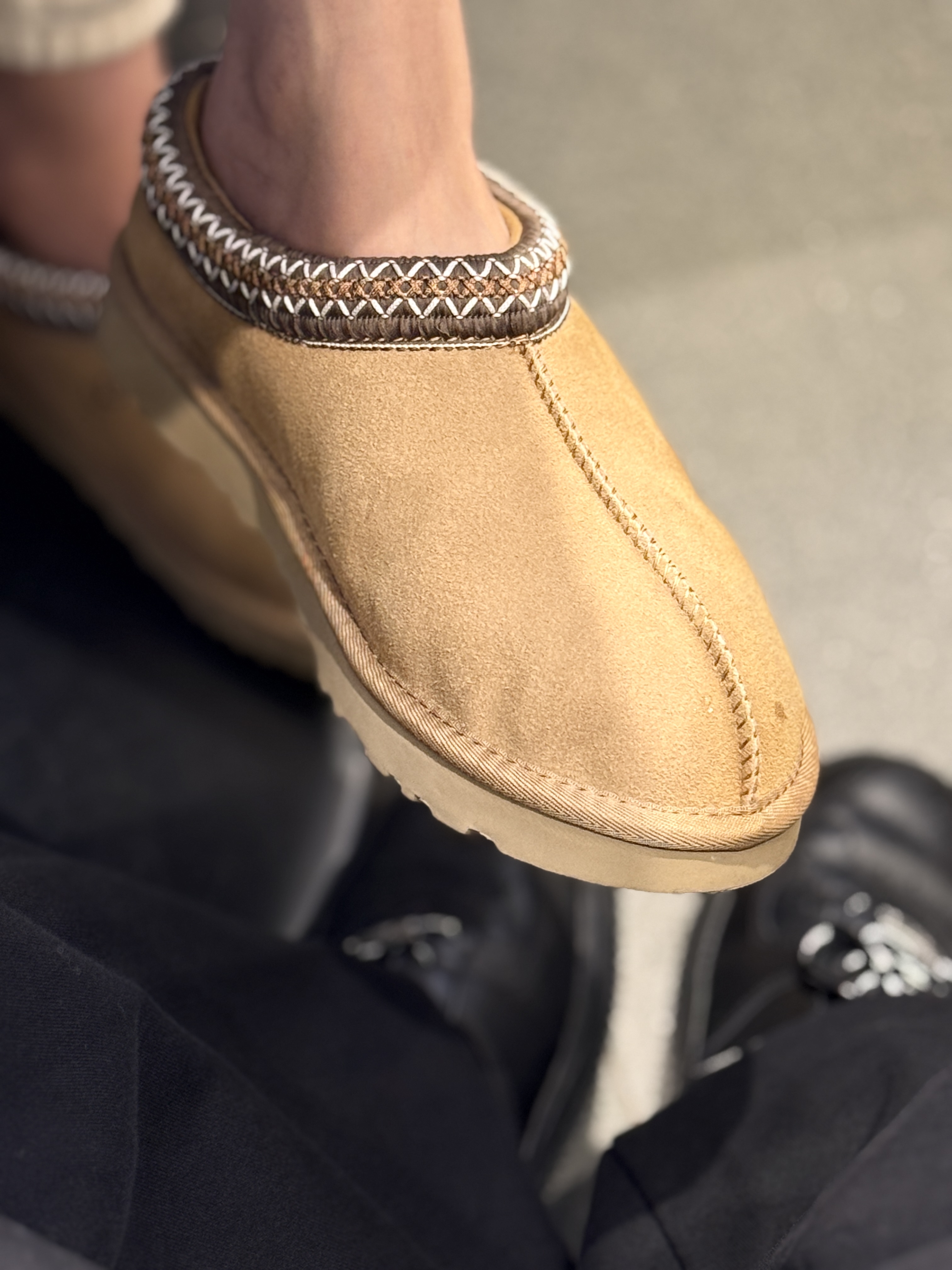 UGG Tasman Slipper Chestnut, Apple iPhone 16 Pro 256GB Natural Titanium (Korean Ver.) 착용 스타일 - 3