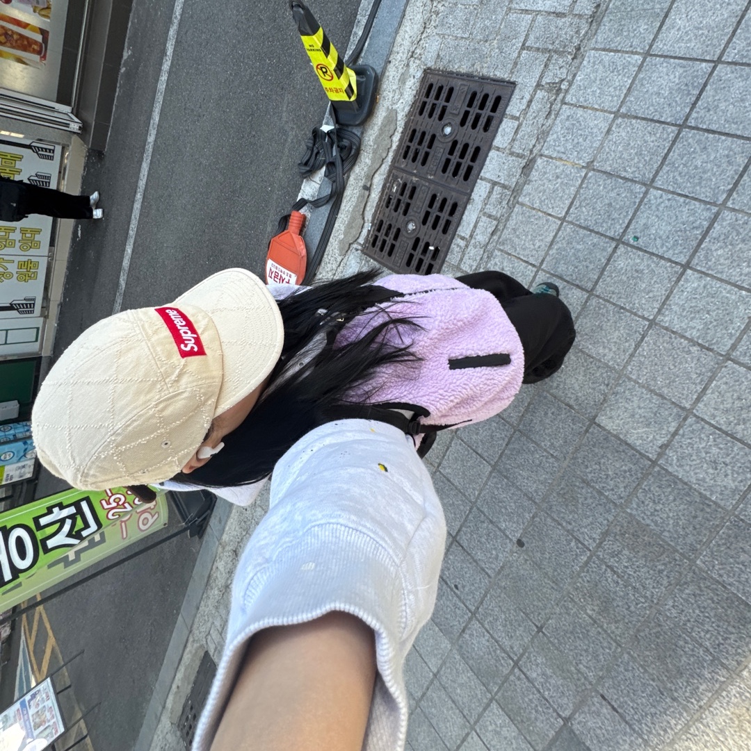 Stussy Sherpa Reversible Vest Lavender, Supreme Punched Denim Camp Cap Dyed Beige - 23FW 착용 스타일