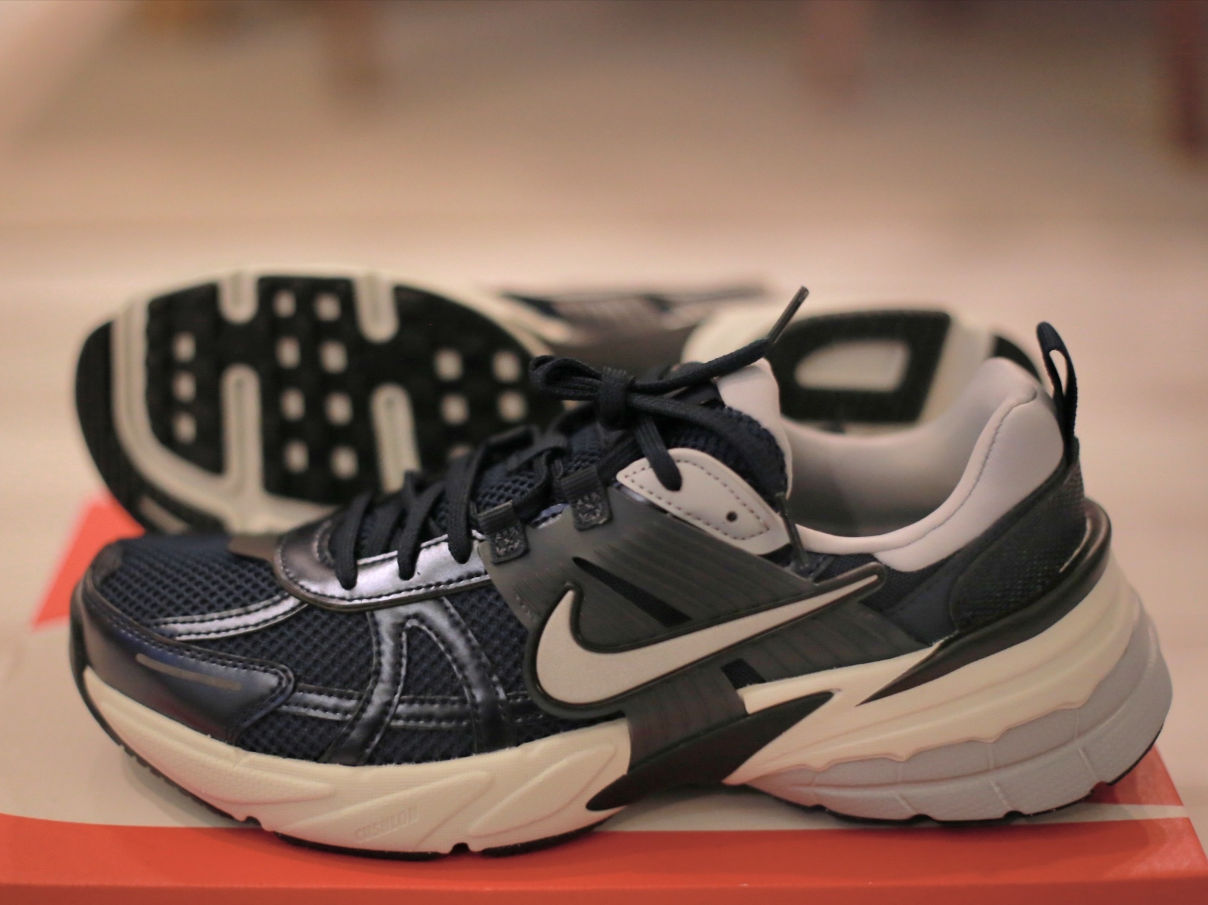 Nike V2K Run Obsidian Thunder Blue 착용 스타일 - 4