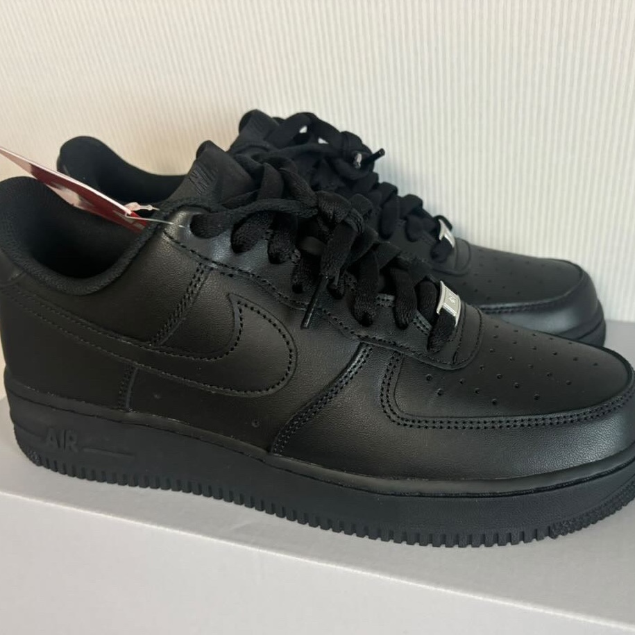 Nike Air Force 1 '07 Low Triple Black 착용 스타일 - 1