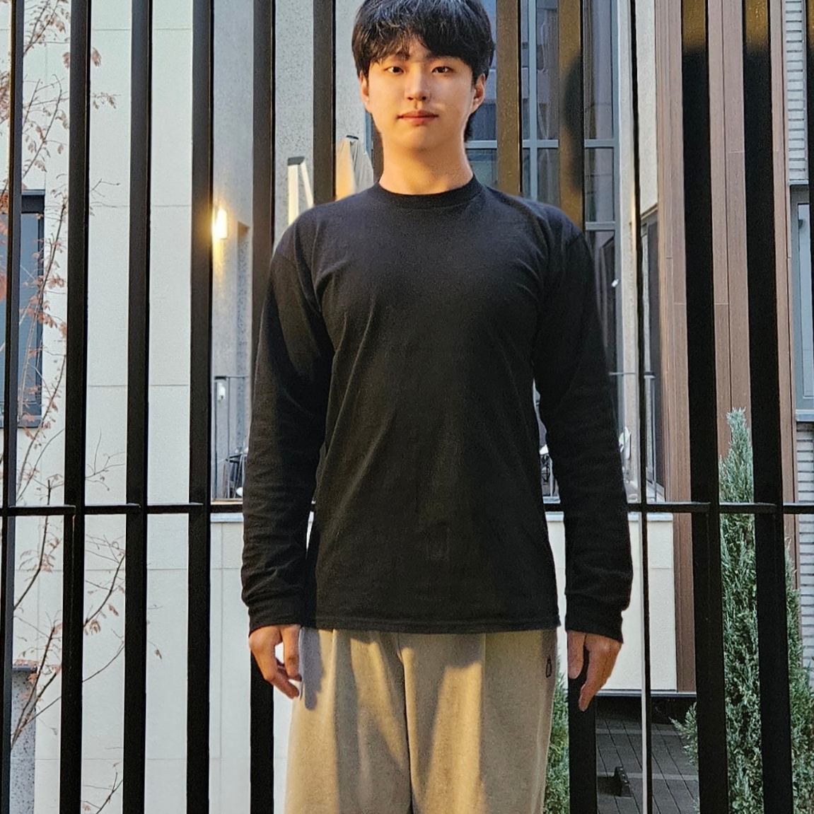 Gildan Heavy Ultra Cotton Long Sleeve T-Shirt White Black (2Pack) 착용 스타일 - 3