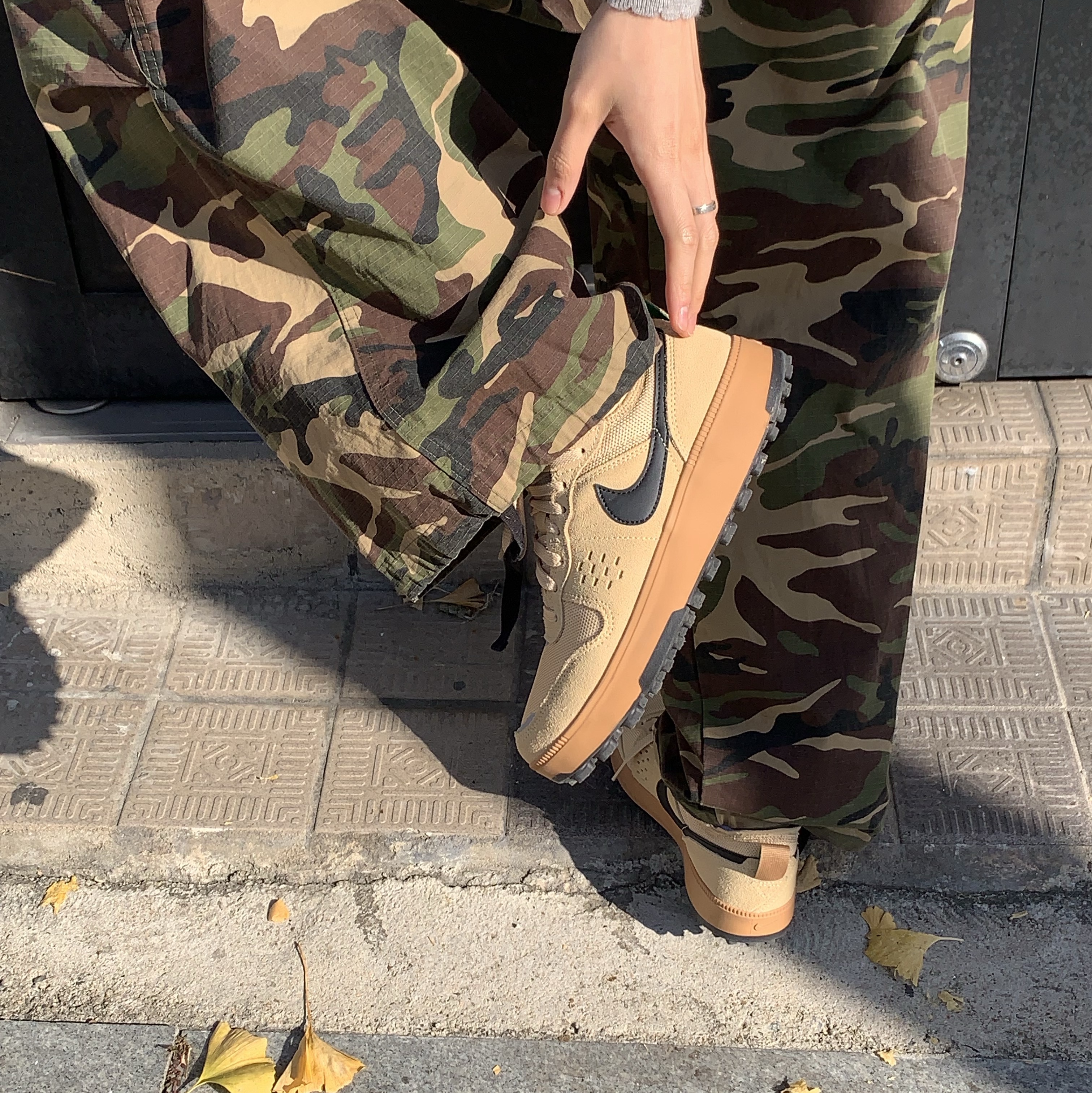 Nike C1TY Brownstone Flax Sesame 착용 스타일 - 4