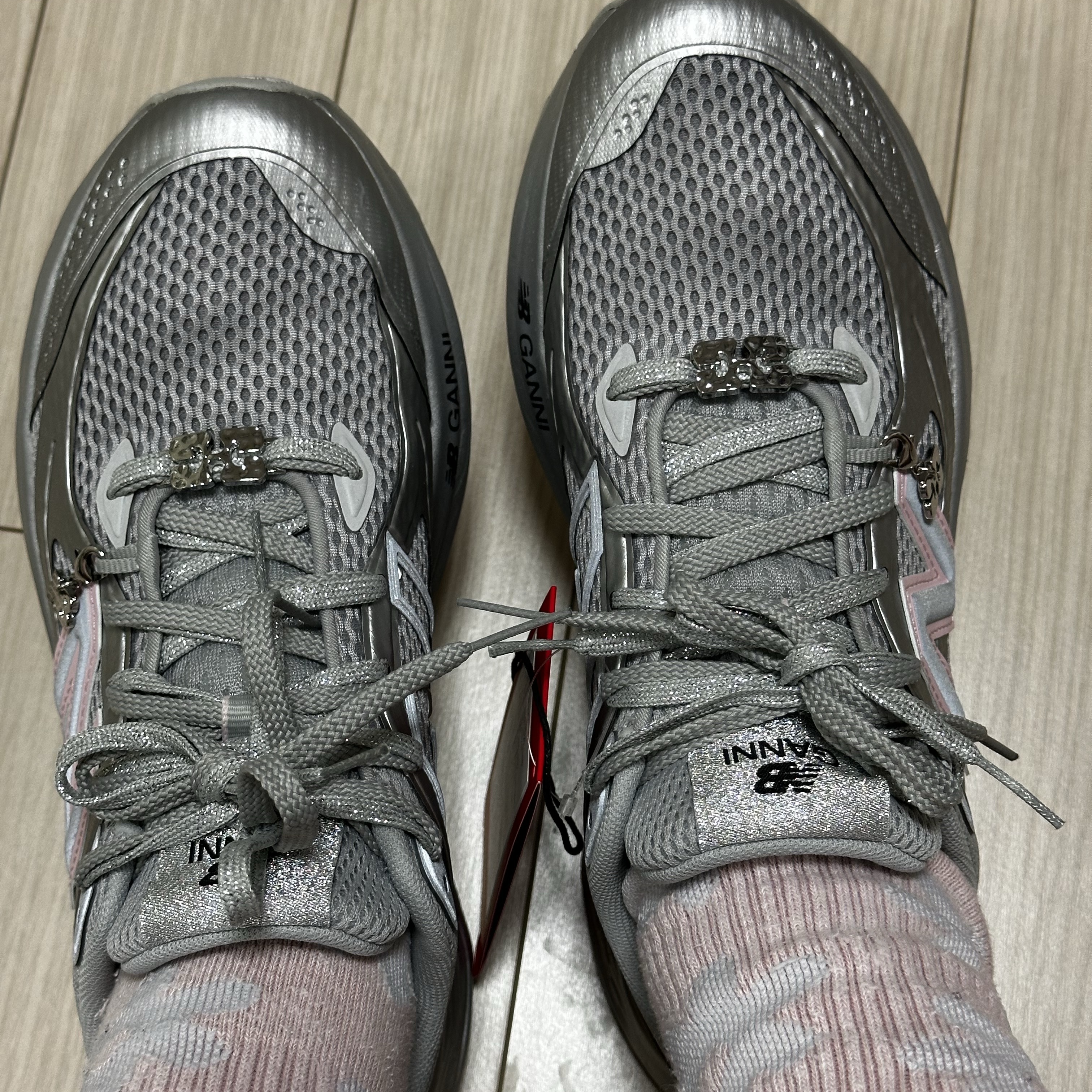 New Balance x Ganni Fresh Foam Silver Metallic Gray Quill 착용 스타일 - 8