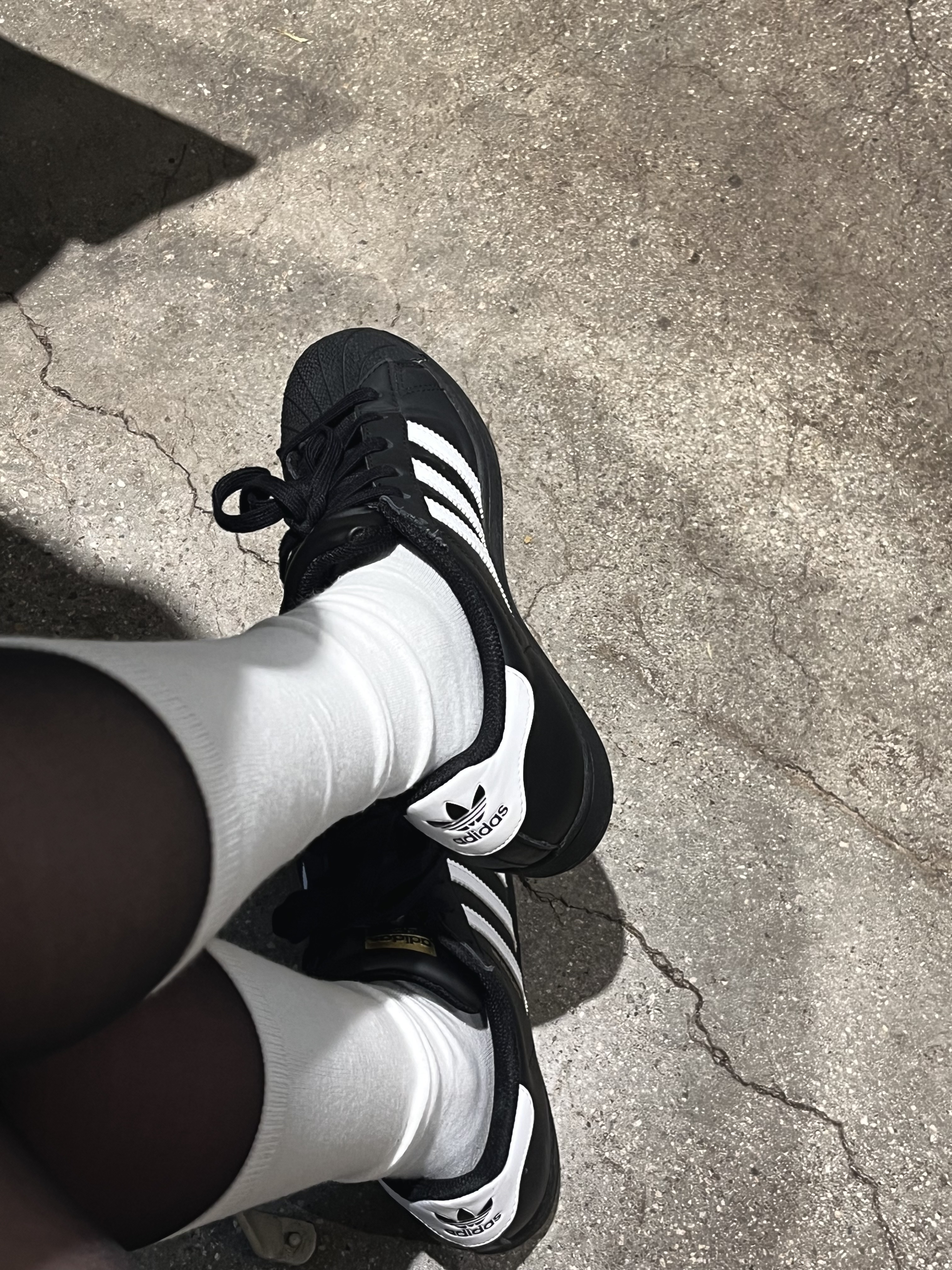 Adidas Superstar Core Black White 착용 스타일 - 1