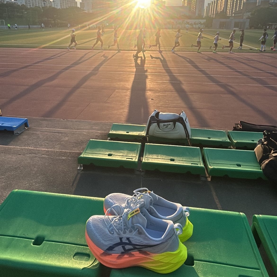 Asics Superblast 2 Paris Cool Grey Safety Yellow 착용 스타일 - 2