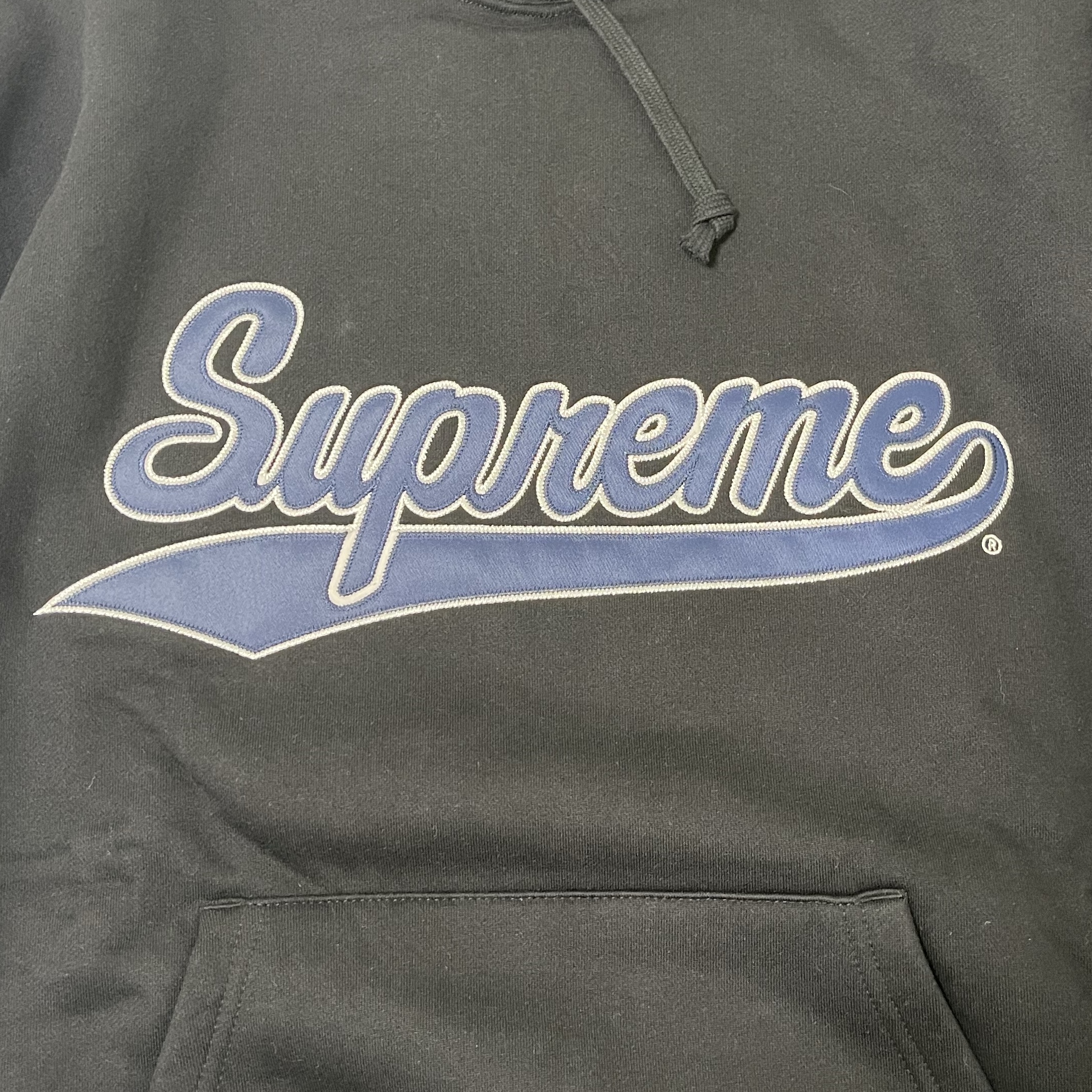 Supreme Mitchell & Ness NCAA Hooded Sweatshirt Black - 24FW 착용 스타일 - 4