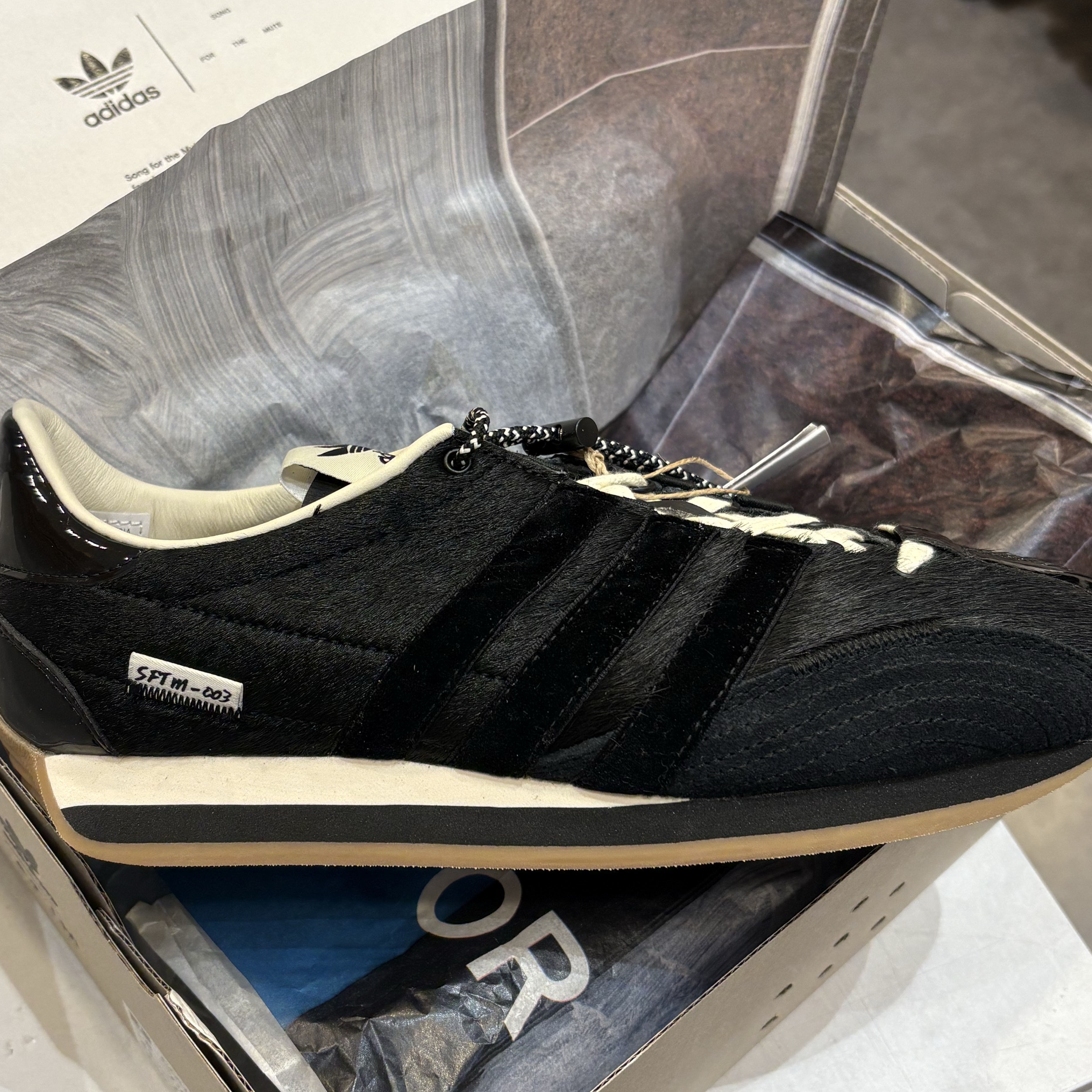 Adidas x Song for the Mute Country OG Core Black Cream White 착용 스타일 - 2