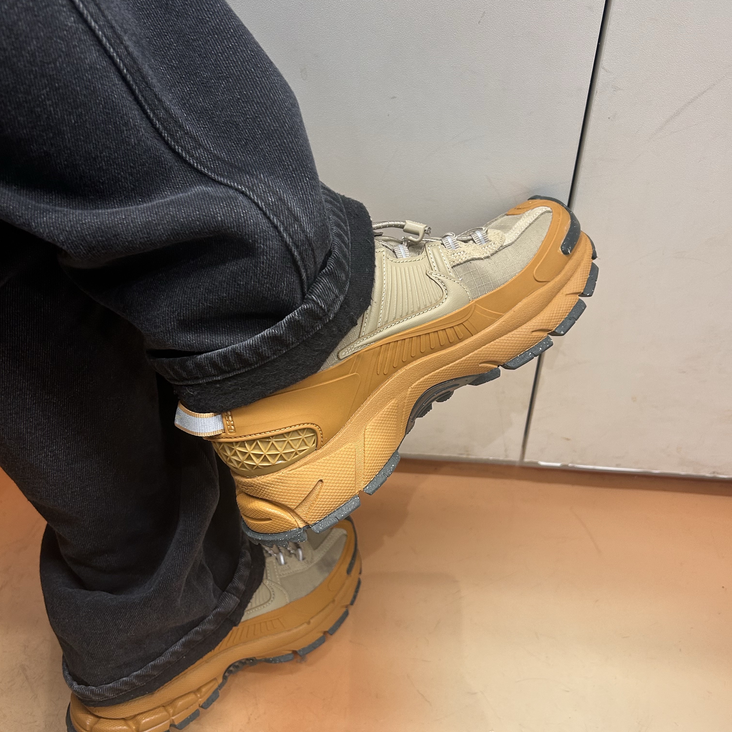 (W) Nike Zoom Vomero Roam Flax Anthracite 착용 스타일 - 1