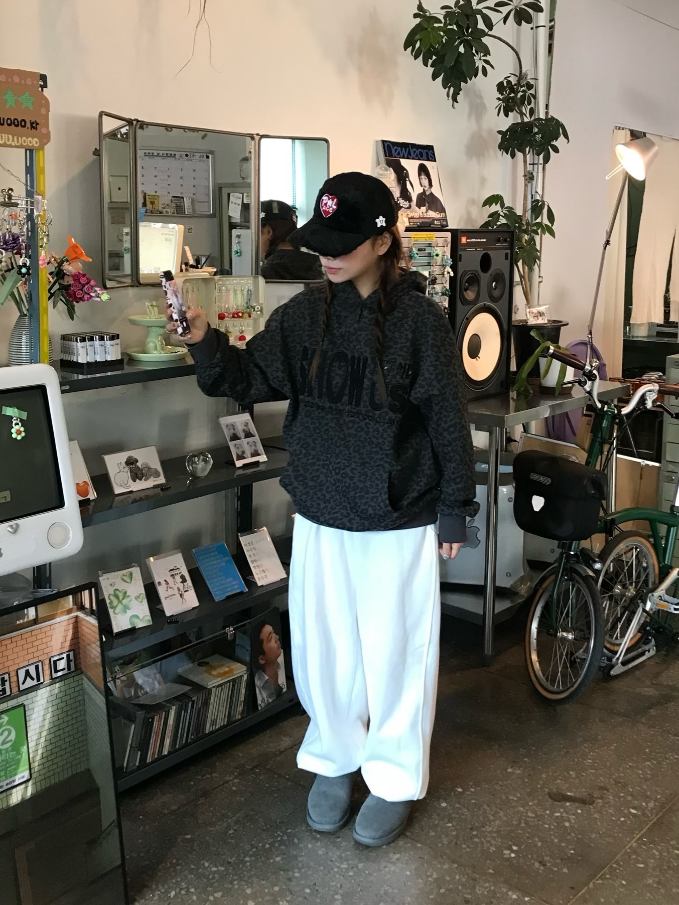 Palace Club Trucker Black - 24FW, (W) UGG Classic Mini II Boots Grey 착용 스타일