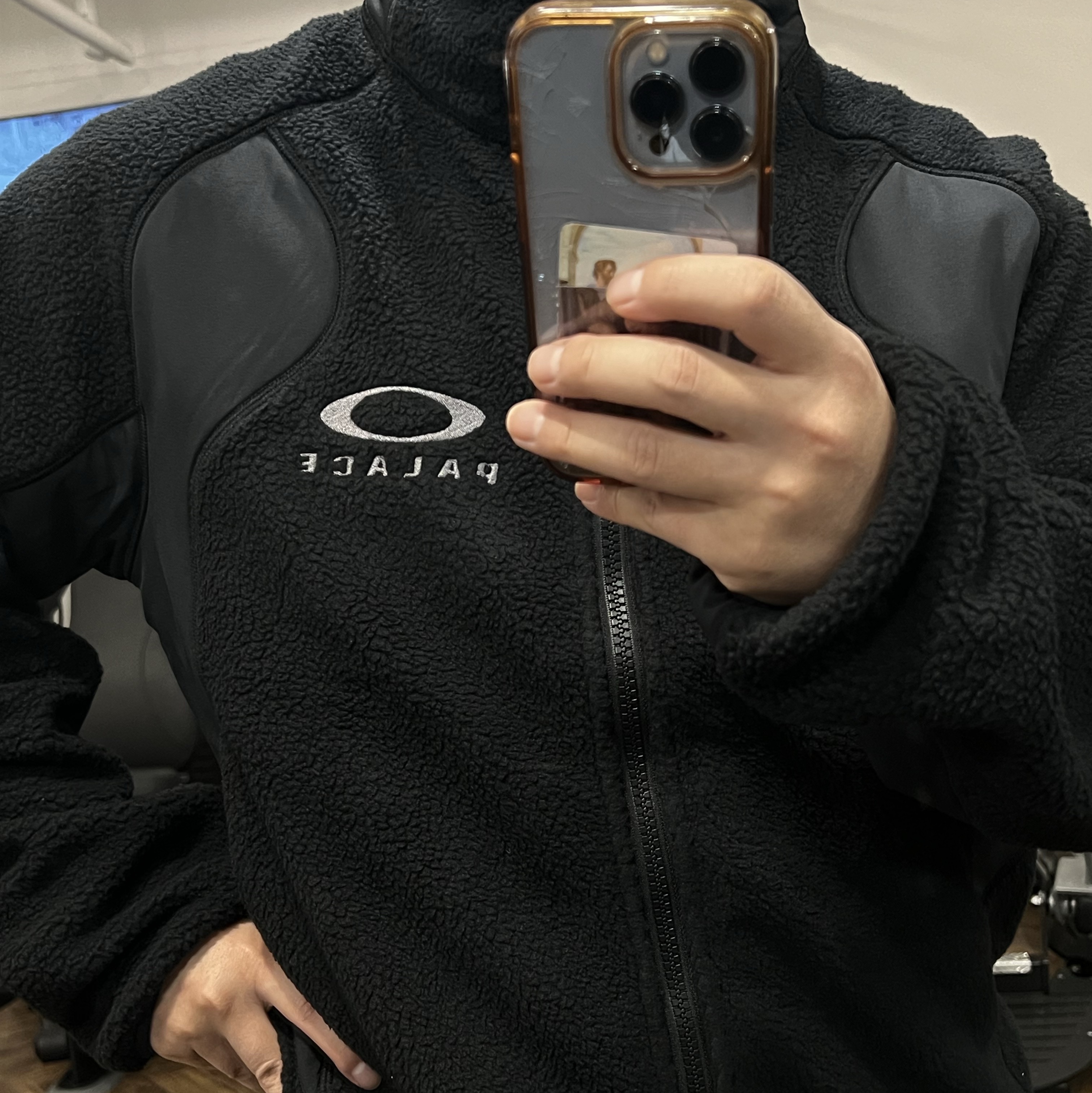 Palace x Oakley Fleece Black - 24FW 착용 스타일 - 2