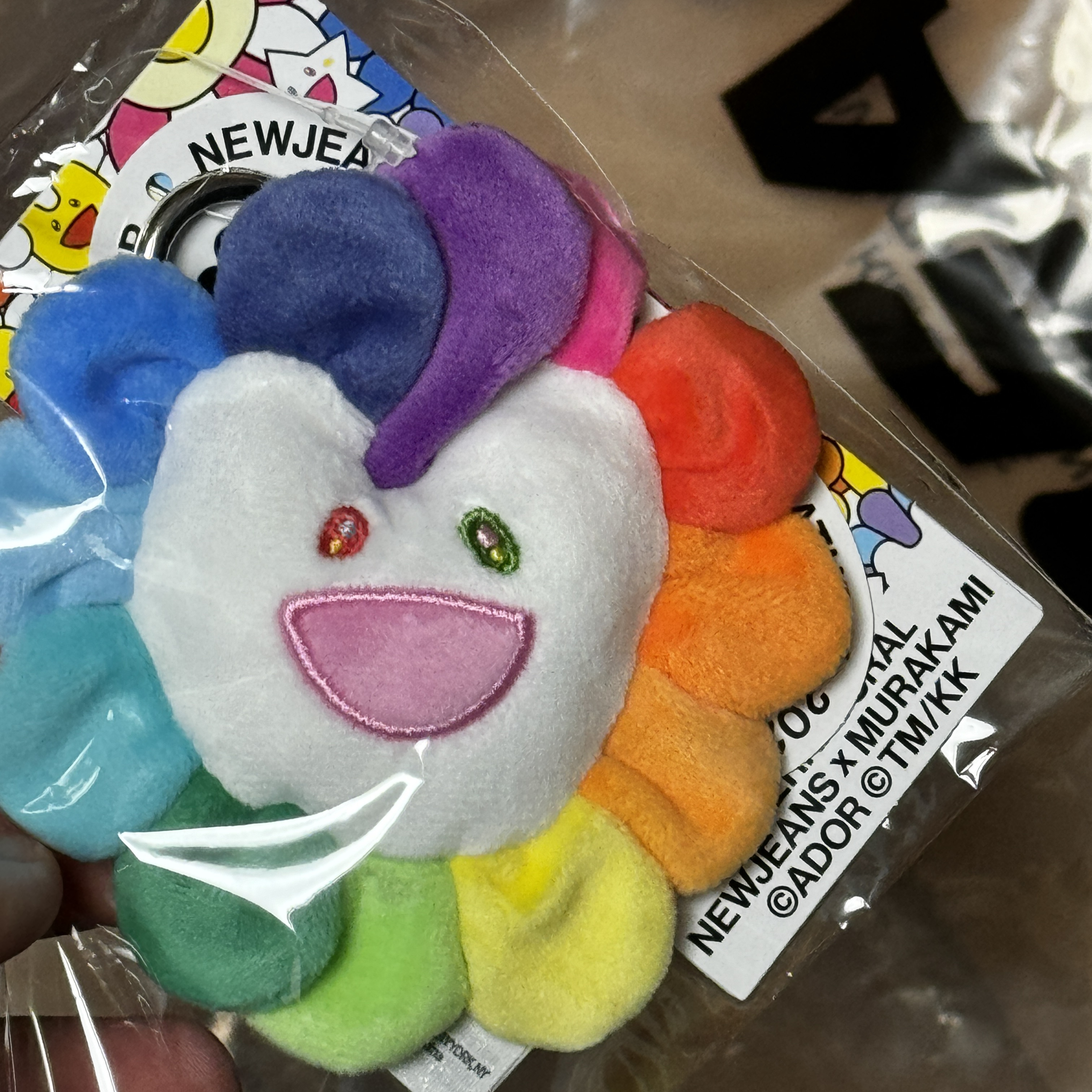 NewJeans x Murakami Plush Keyring Flower, Supreme Woven Large Tote Black - 23SS 착용 스타일 - 2