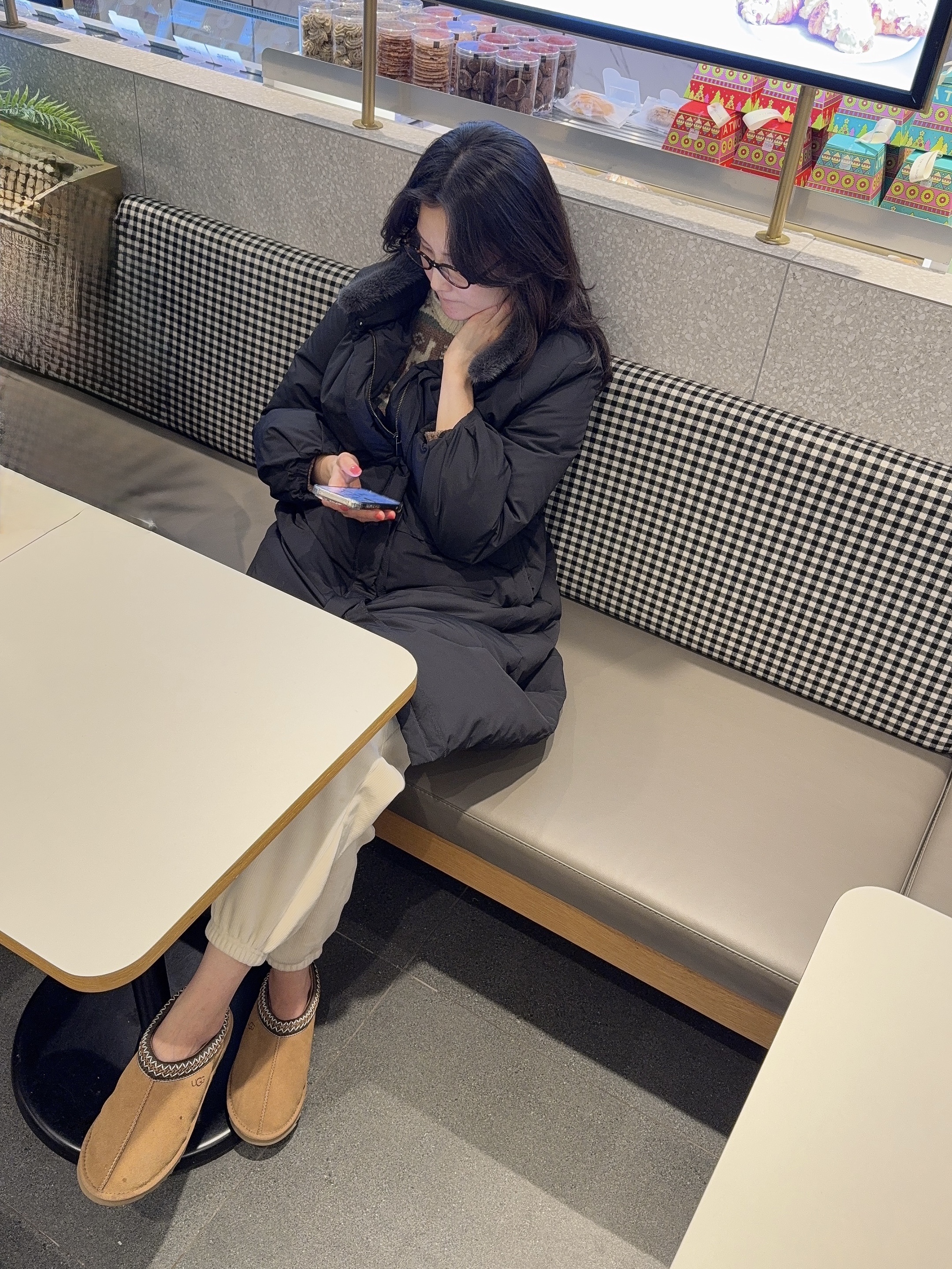 UGG Tasman Slipper Chestnut, Apple iPhone 16 Pro 256GB Natural Titanium (Korean Ver.) 착용 스타일 - 2