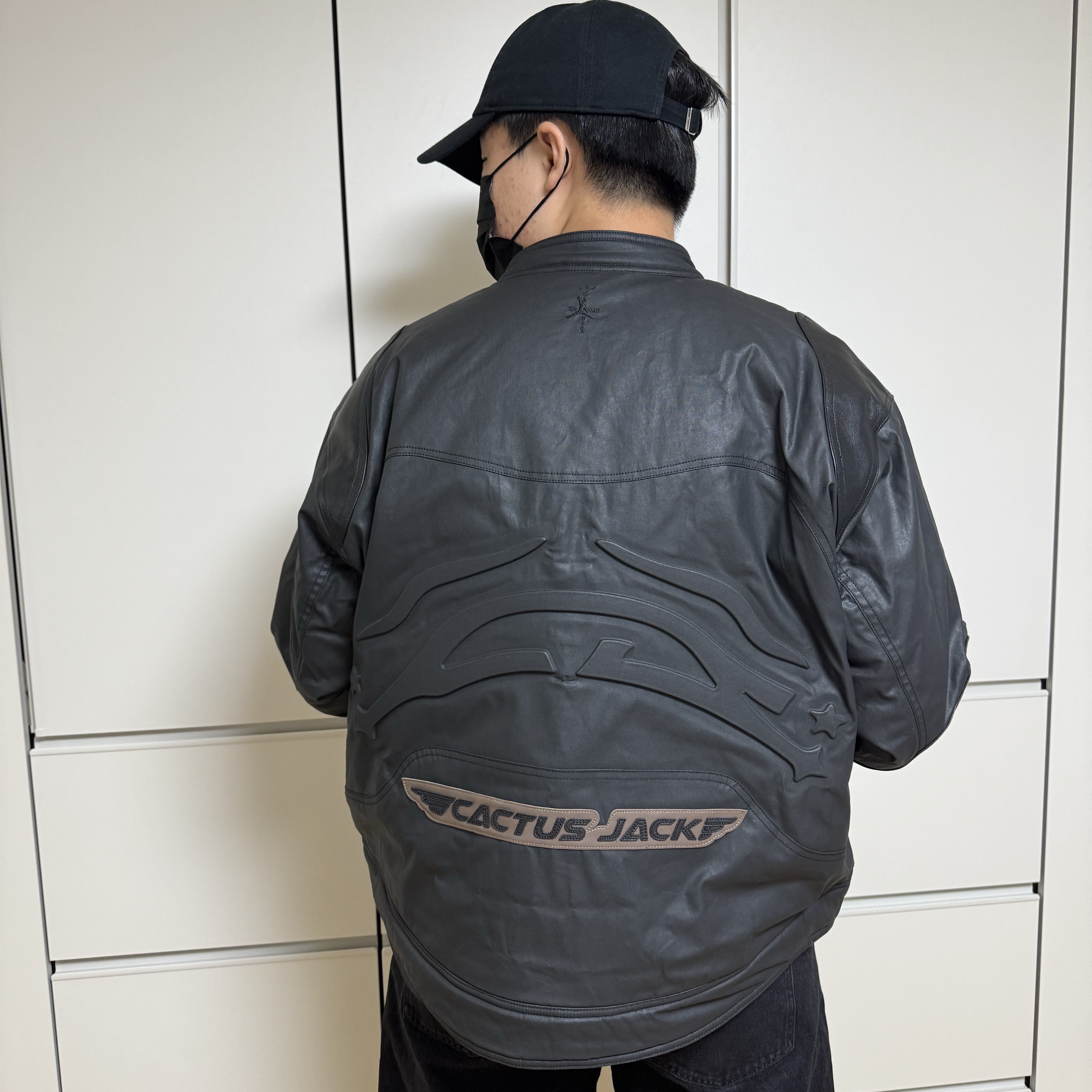 Jordan x Travis Scott Waxed Jacket Black (DZ5474-010) 착용 스타일 - 3