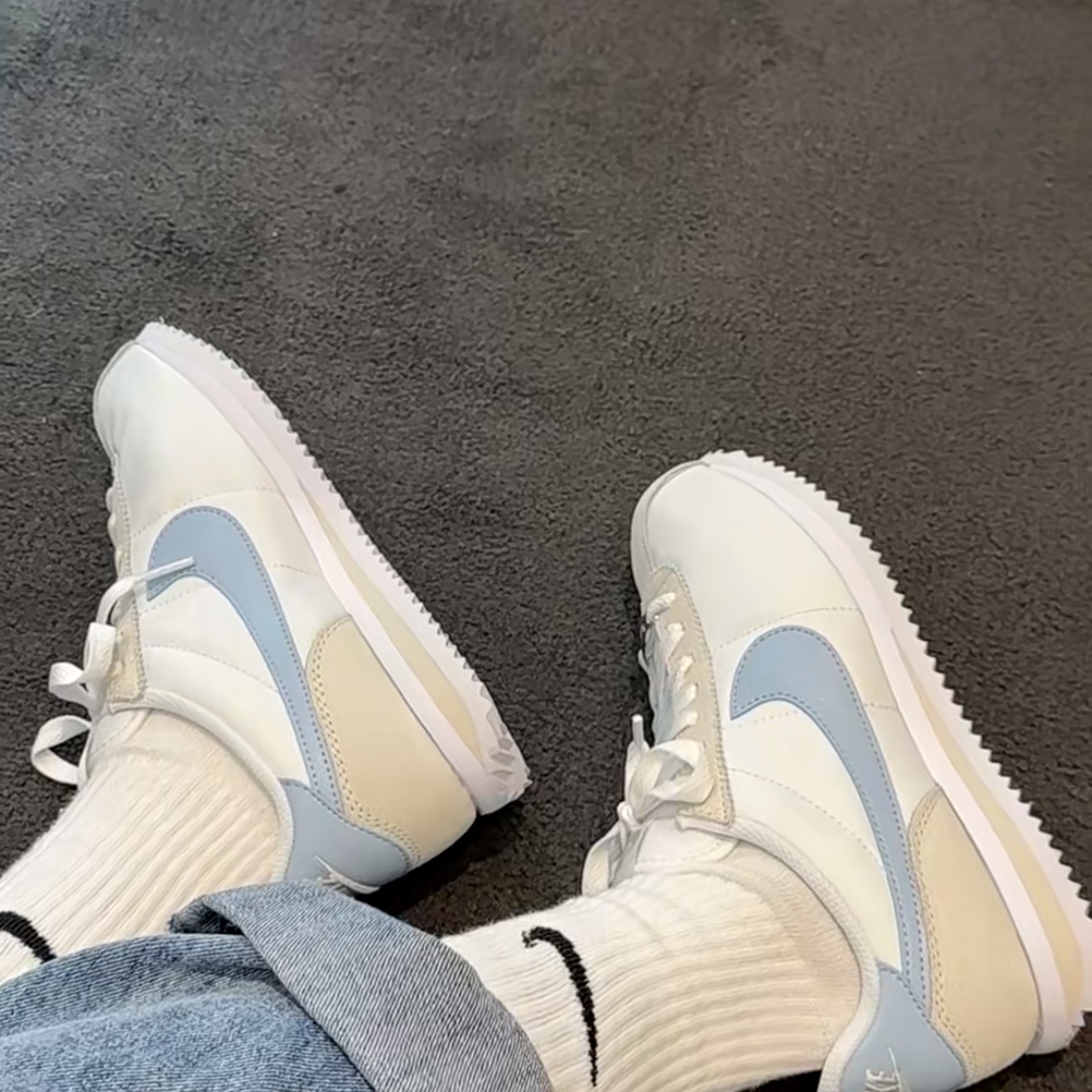 (W) Nike Cortez Light Armory Blue, Nike Everyday Lightweight Training Crew Socks White (3 Pack/Korean Ver.) 착용 스타일 - 2