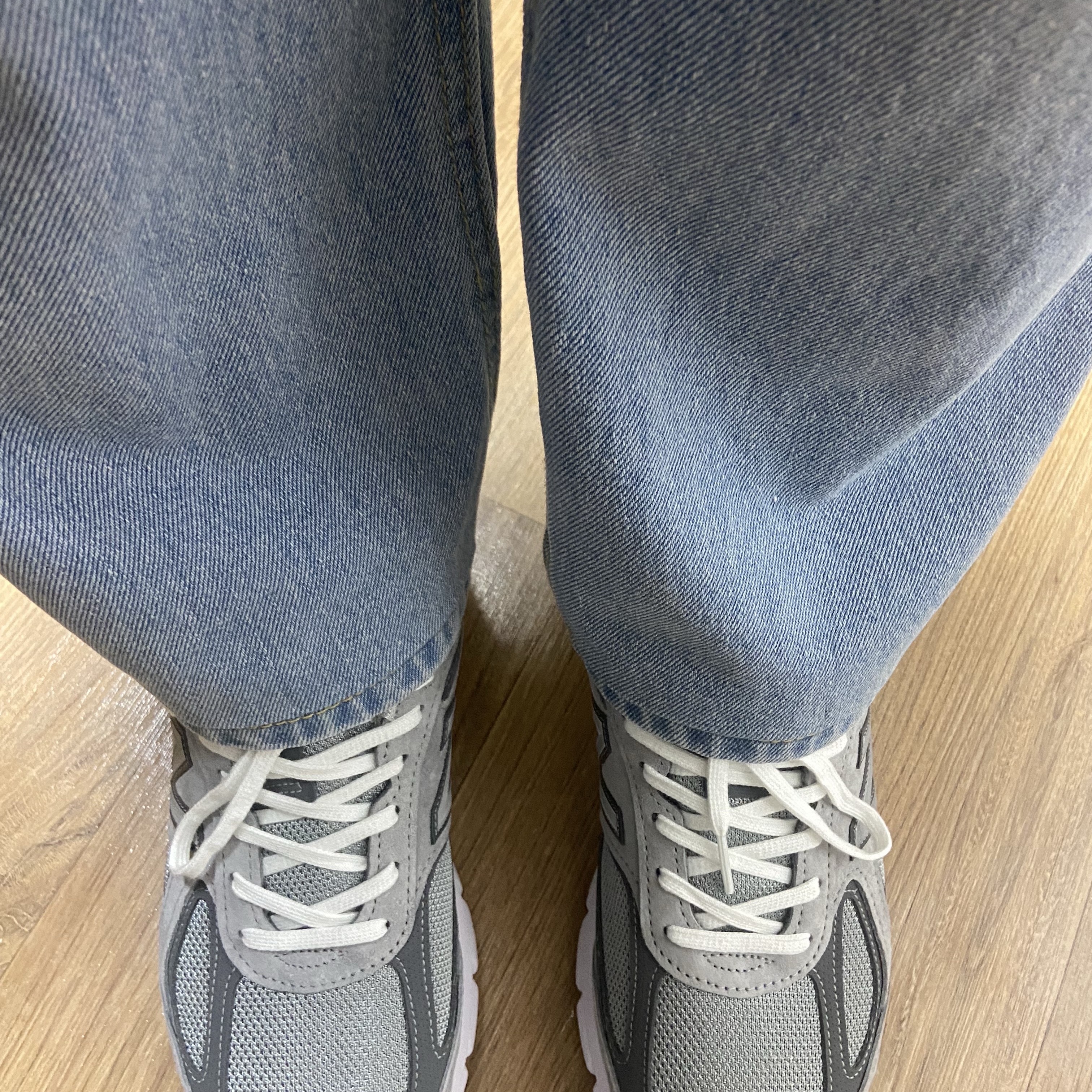 New Balance 990v4 Made in USA Grey Silver 착용 스타일 - 2