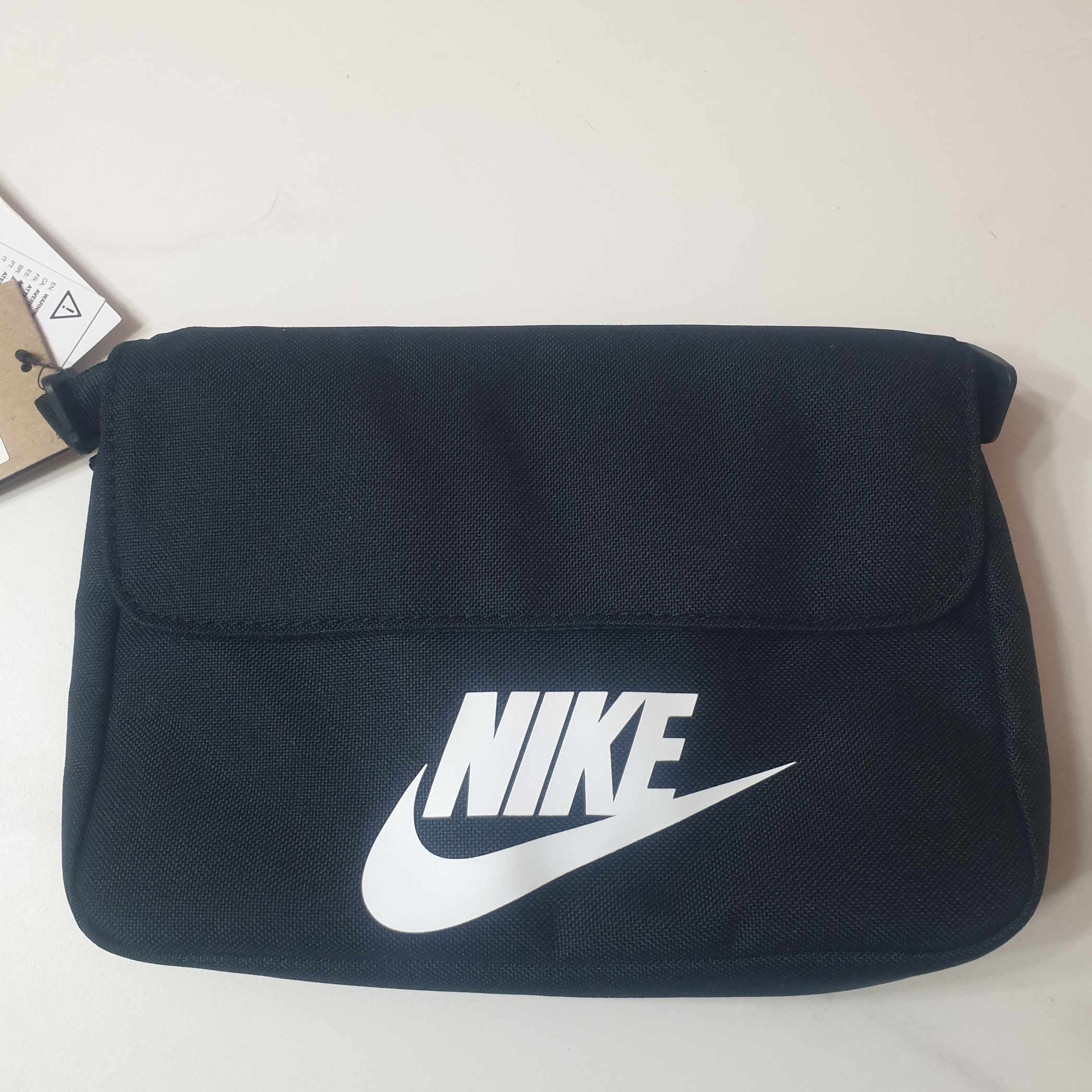 Nike NSW Futura 365 Crossbody Bag 3L Black 착용 스타일