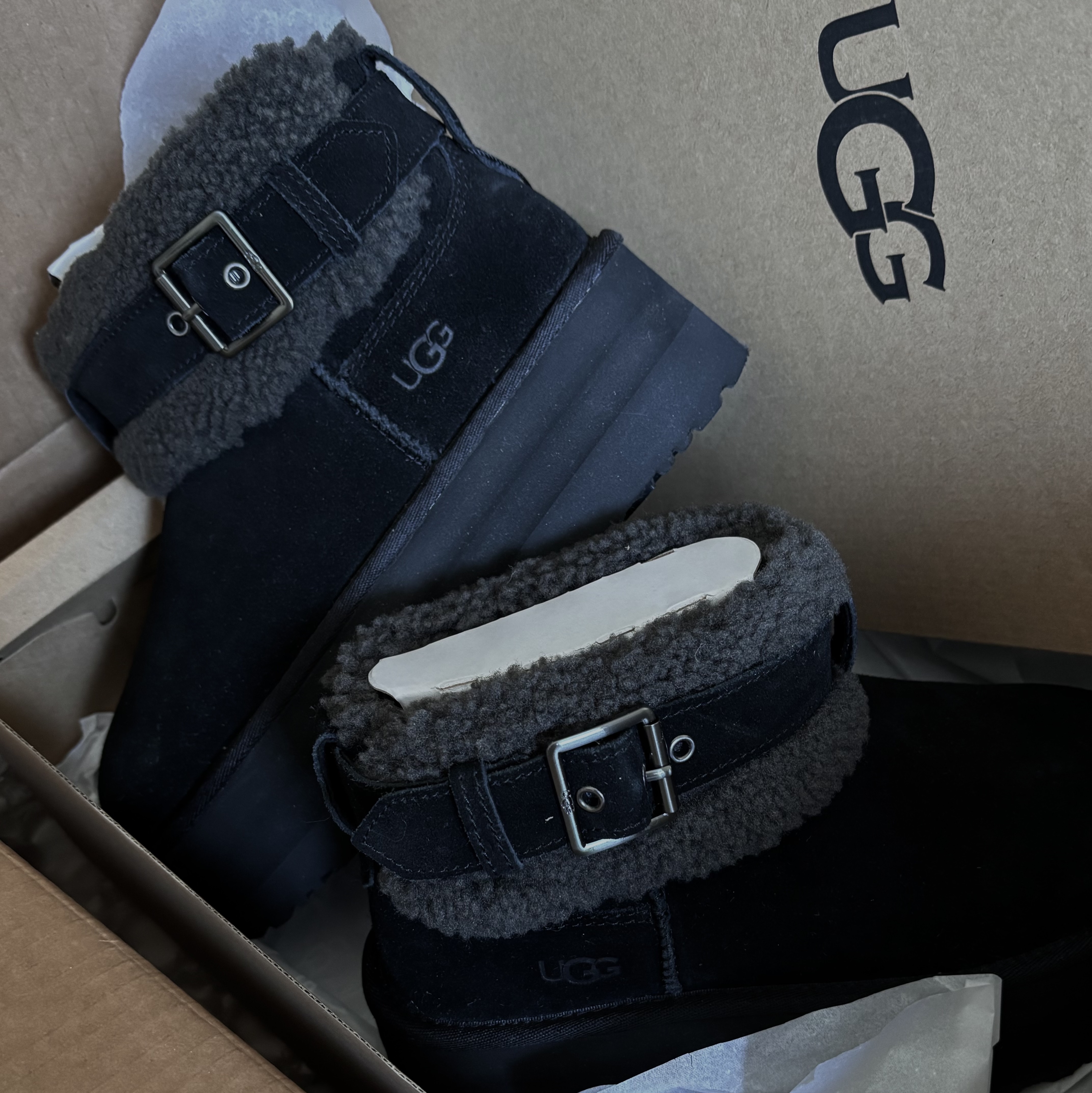 (W) UGG Ultra Mini Belted Roller Black 착용 스타일
