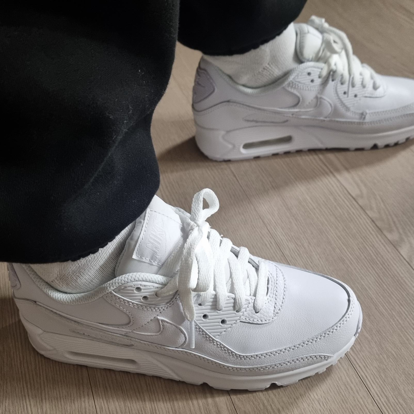 Nike Air Max 90 LTR Triple White 착용 스타일 - 2