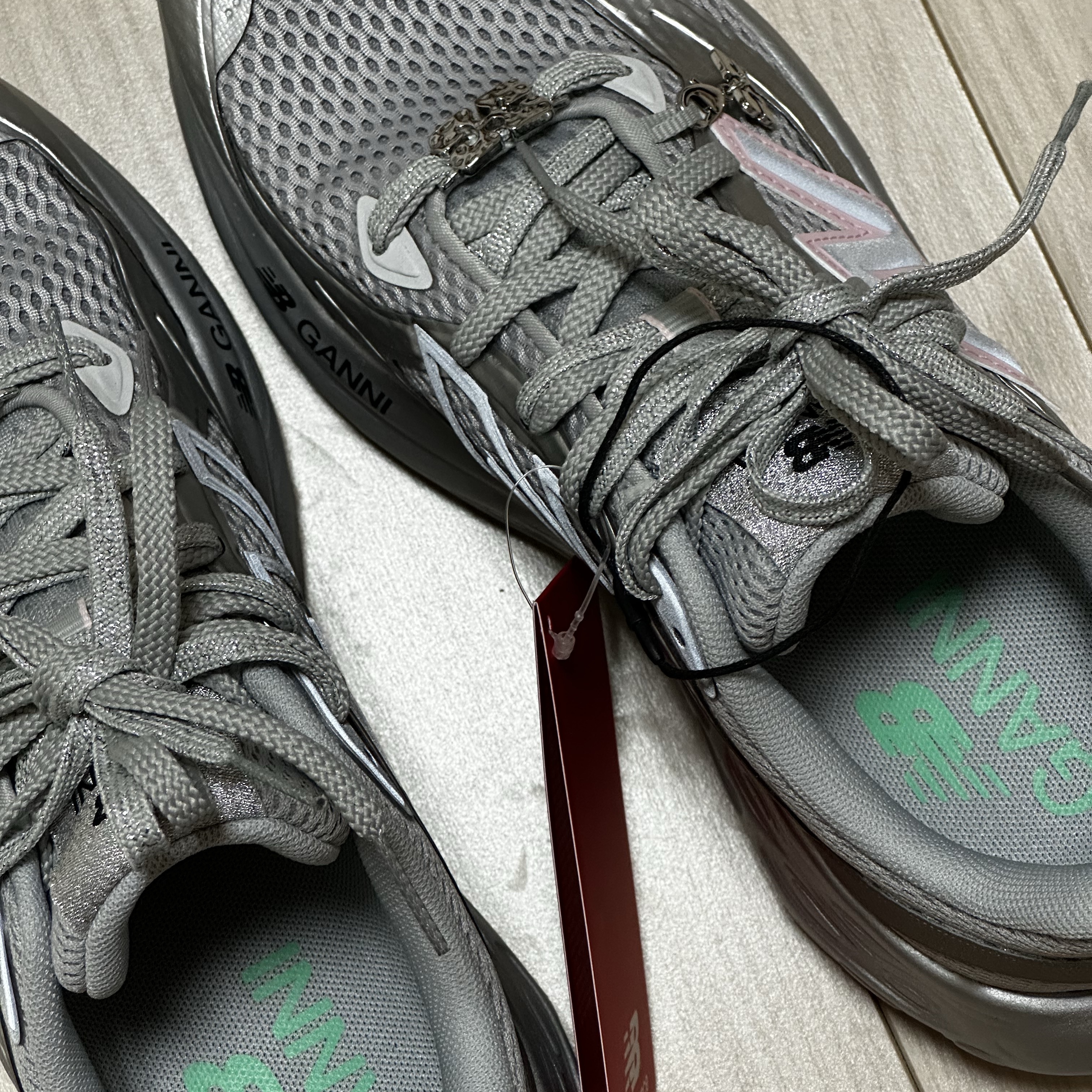 New Balance x Ganni Fresh Foam Silver Metallic Gray Quill 착용 스타일 - 7
