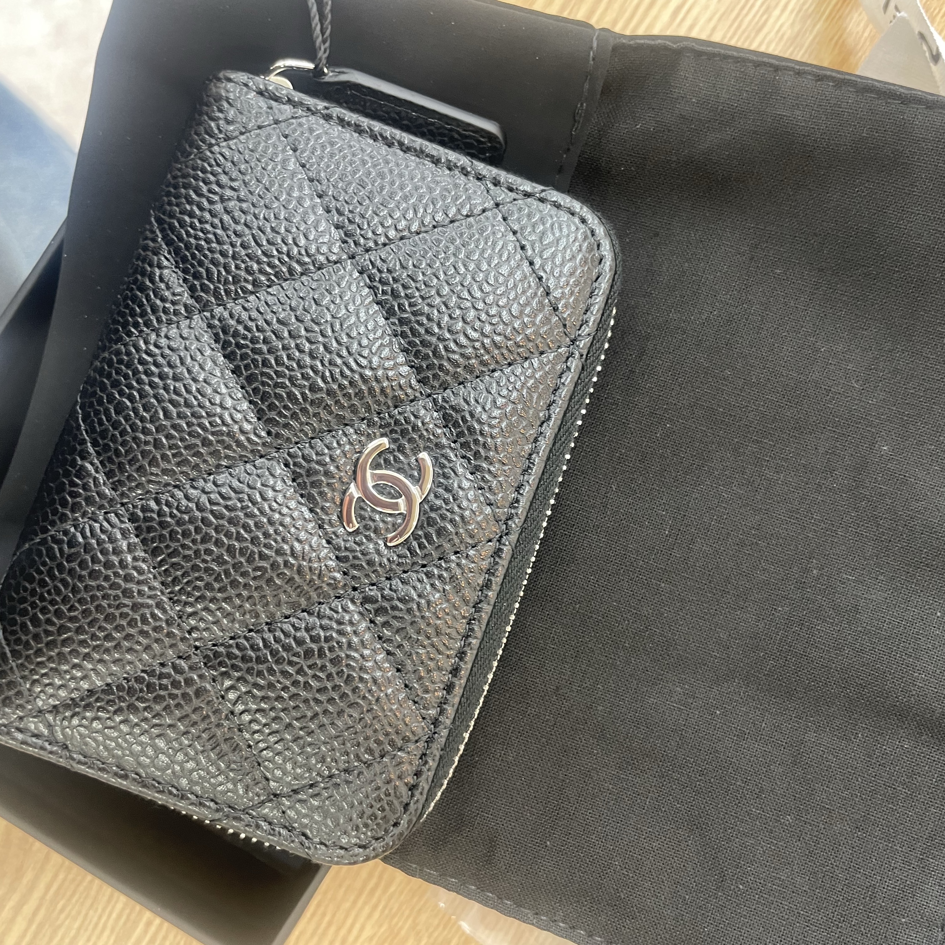 Chanel Classic Zipped Coin Purse Grained Calfskin & Silver Black 착용 스타일 - 2