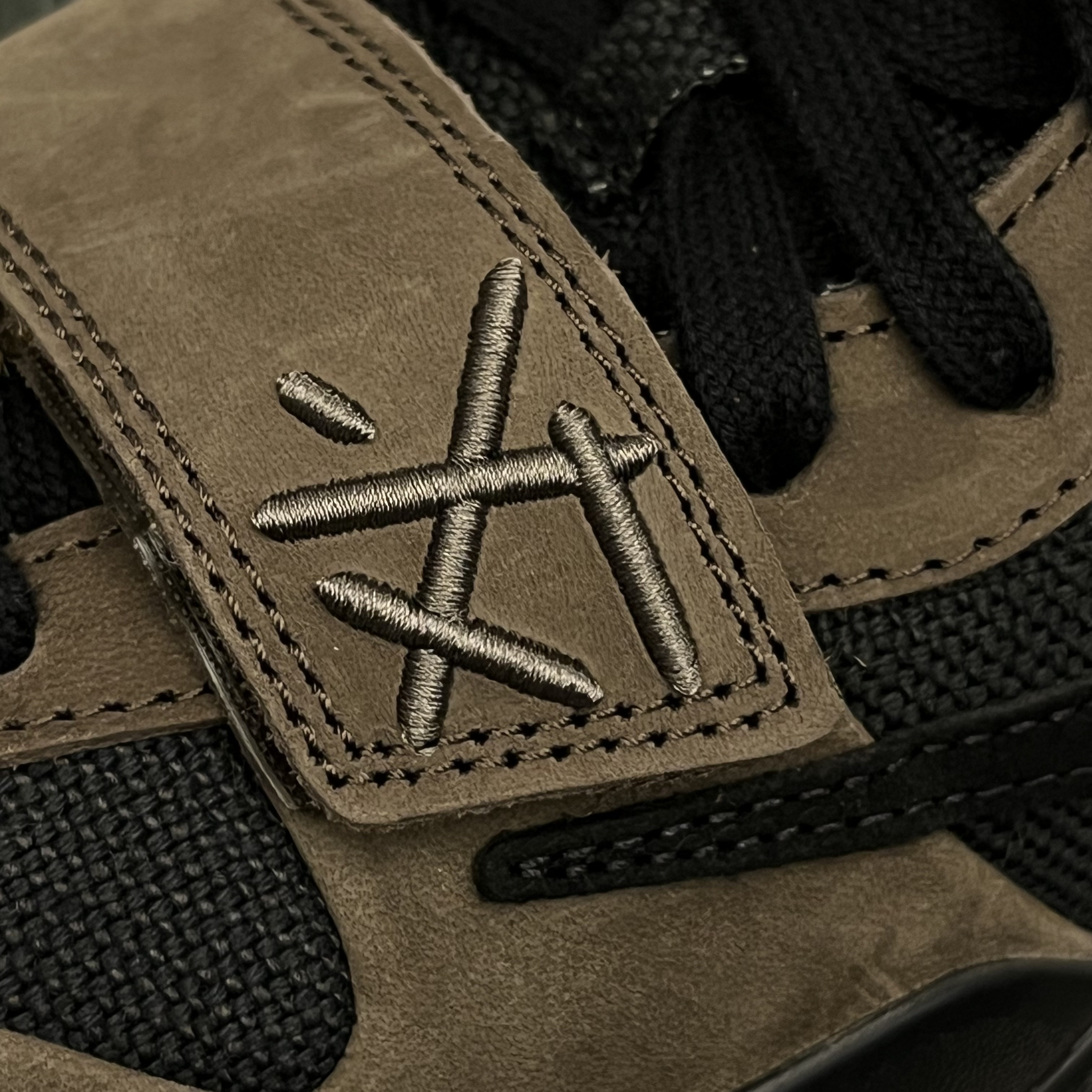 Jordan x Travis Scott Jumpman Jack TR Black and Dark Mocha 착용 스타일 - 1