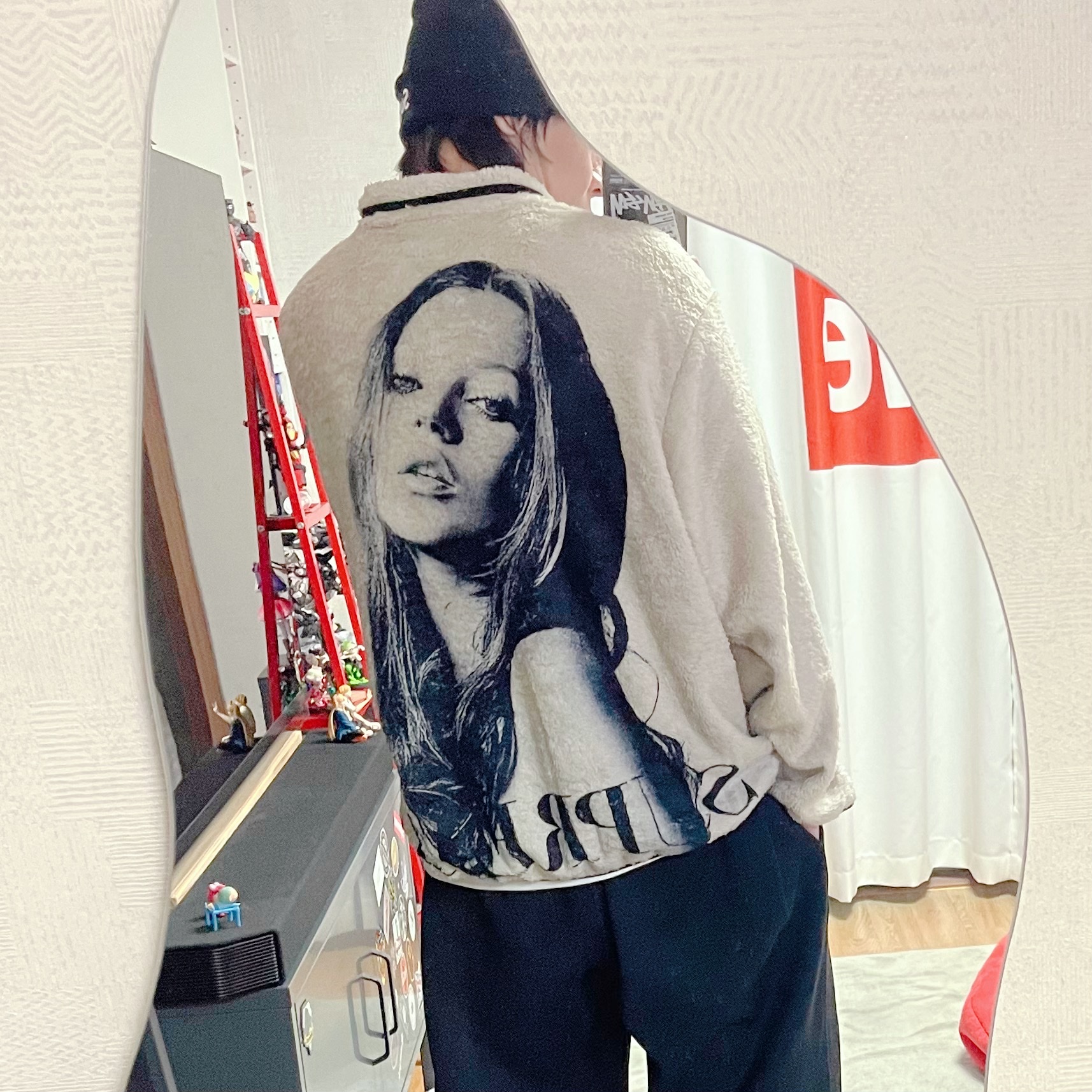 Supreme New Era Box Logo Beanie Black - 23FW, Supreme x Kate Moss Fleece Jacket Natural - 24FW 착용 스타일 - 1
