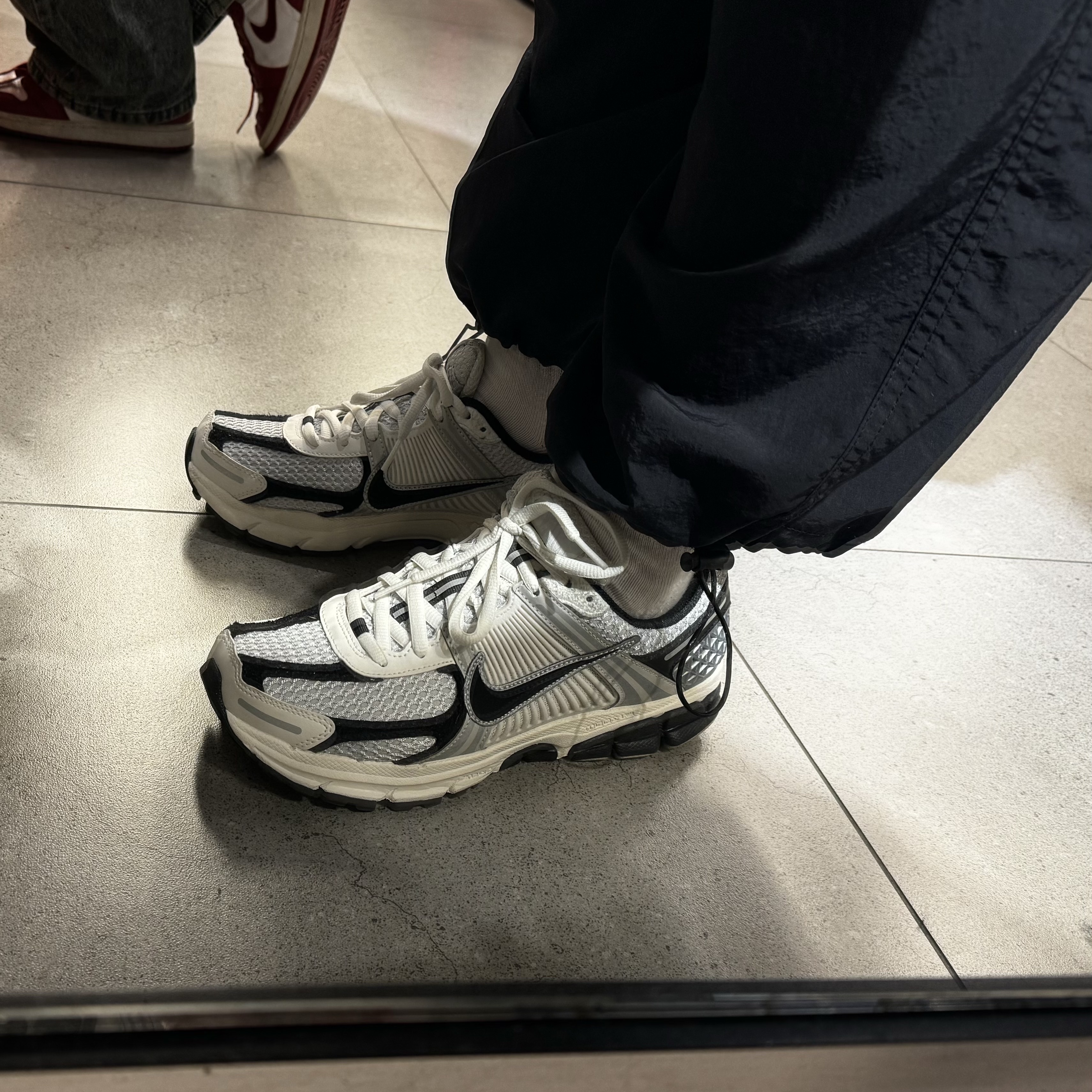 (W) Nike Zoom Vomero 5 Photon Dust Phantom 착용 스타일