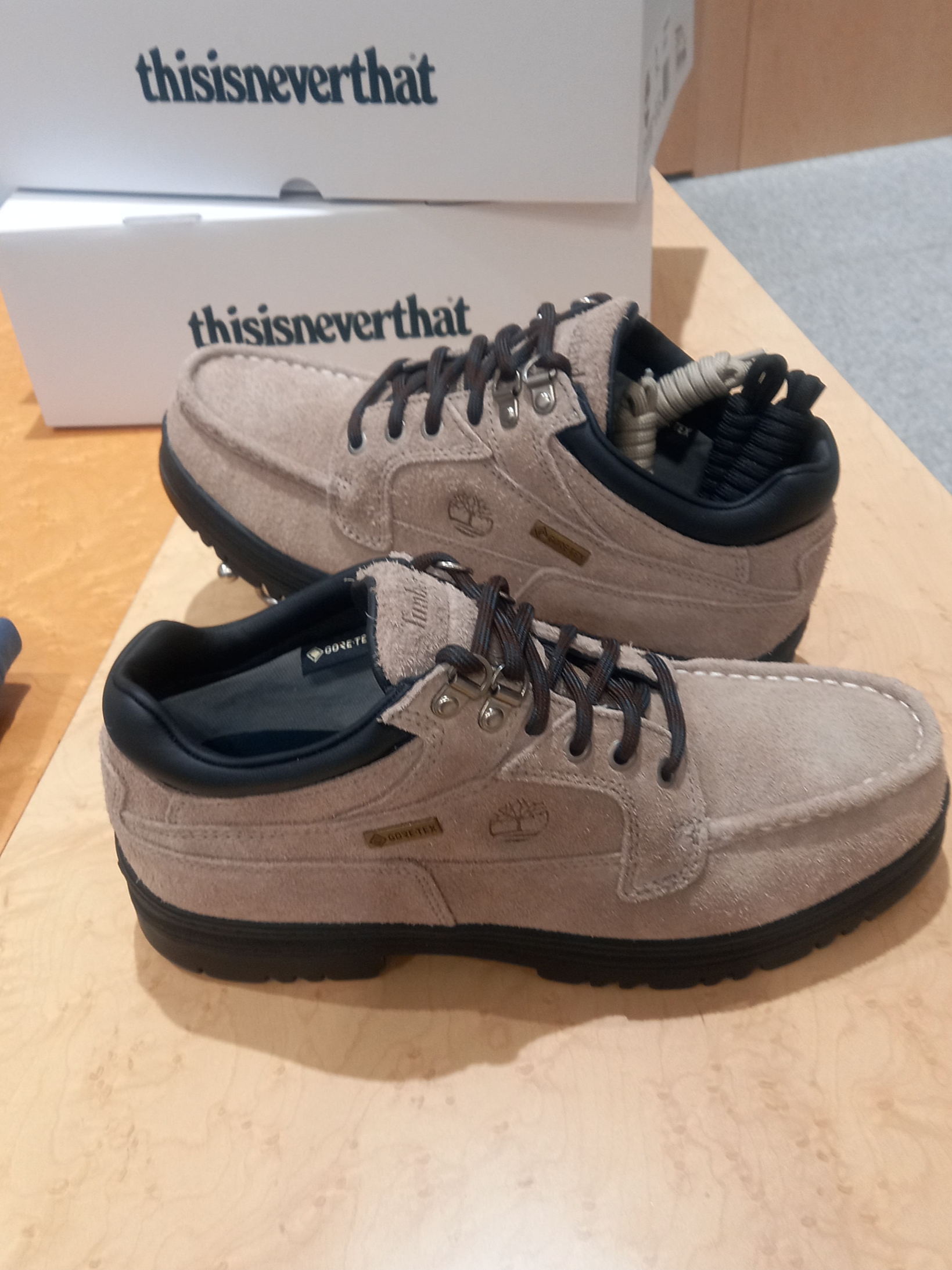 Timberland x Thisisneverthat Heritage Gore-Tex Moc Toe Mid Boots Desert - Wide, Thisisneverthat x Timberland Heritage Quarter Zip Sweatshirt Blue Grey 착용 스타일 - 2