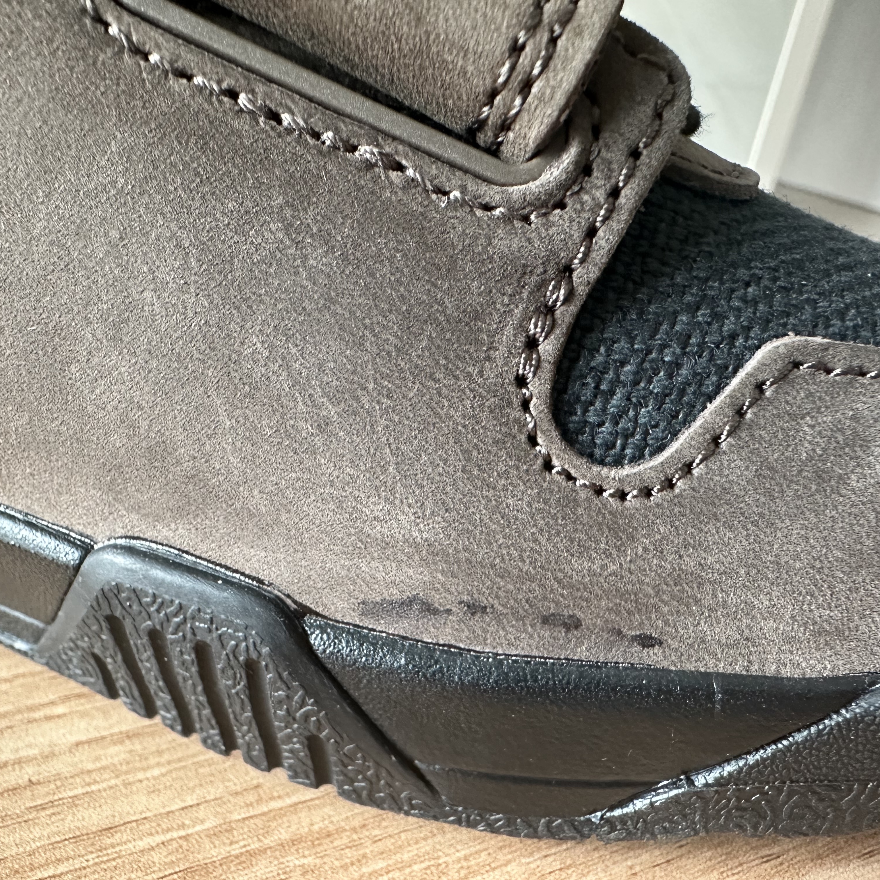 Jordan x Travis Scott Jumpman Jack TR Black and Dark Mocha 착용 스타일 - 1