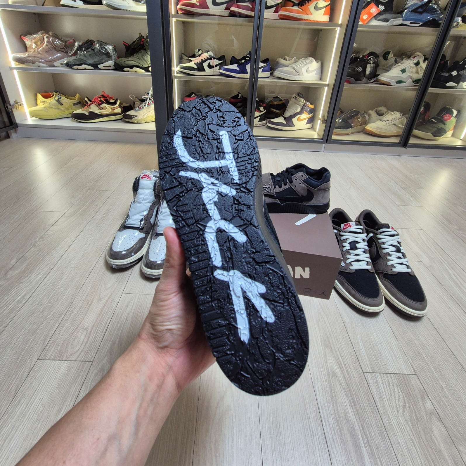 Jordan x Travis Scott Jumpman Jack TR Black and Dark Mocha, Jordan 1 x Travis Scott Retro Low OG SP Mocha 착용 스타일 - 2
