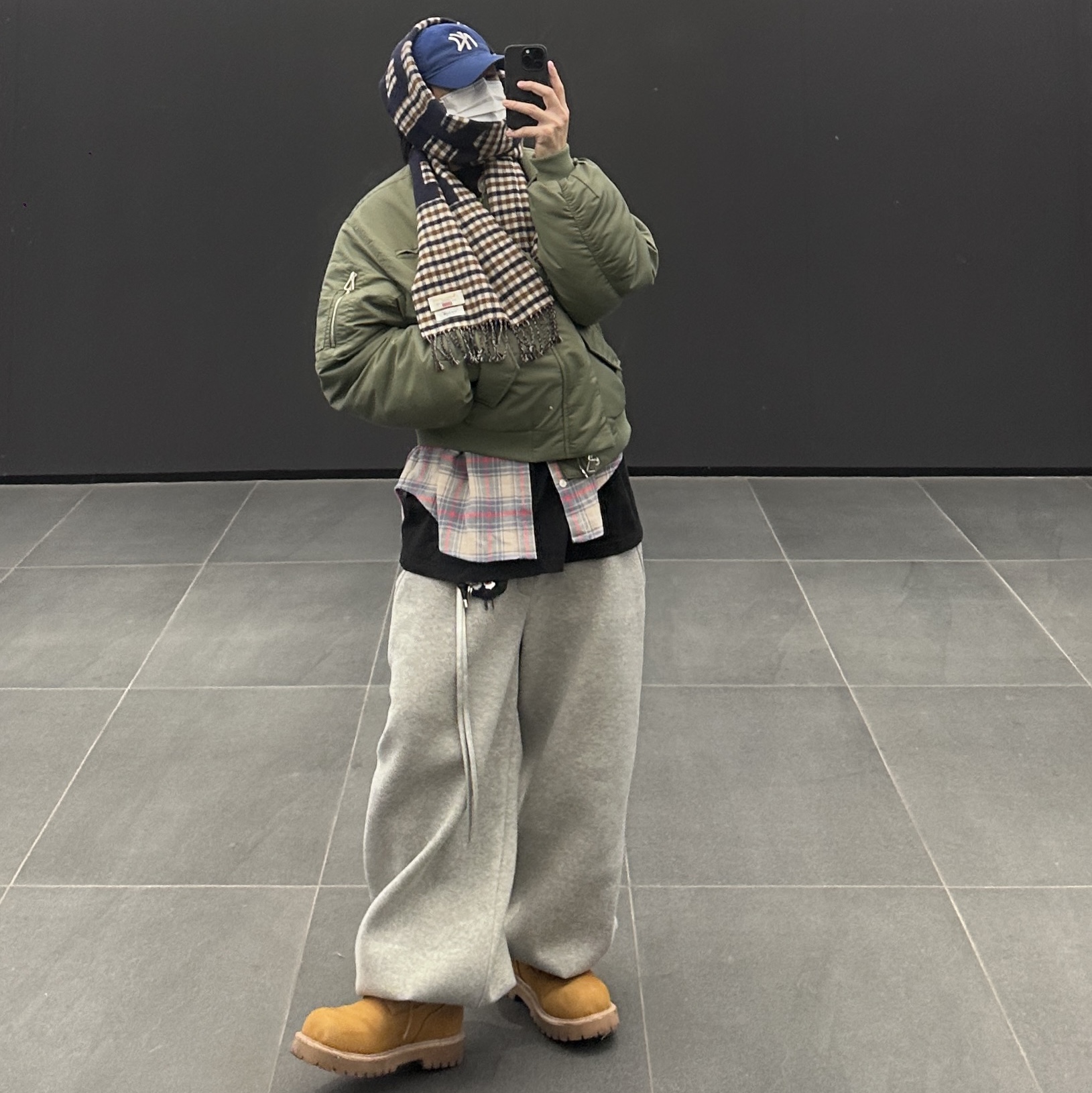 New Era x MoMA New York Yankees Cap Bright Royal 착용 스타일 - 4