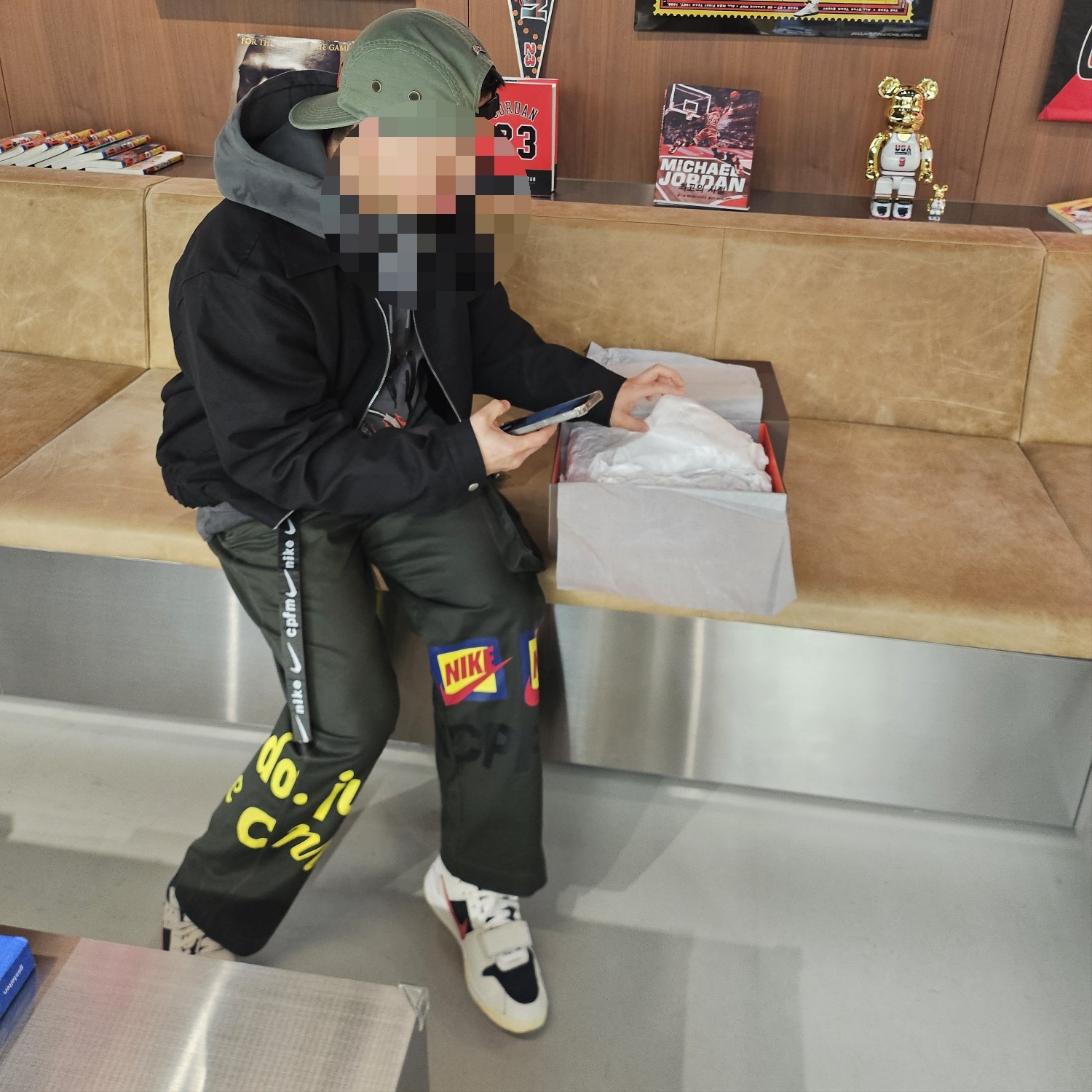 Jordan x Travis Scott Jumpman Jack TR University Red, Nike x Cactus Plant Flea Market Track Pants Olive 착용 스타일 - 1