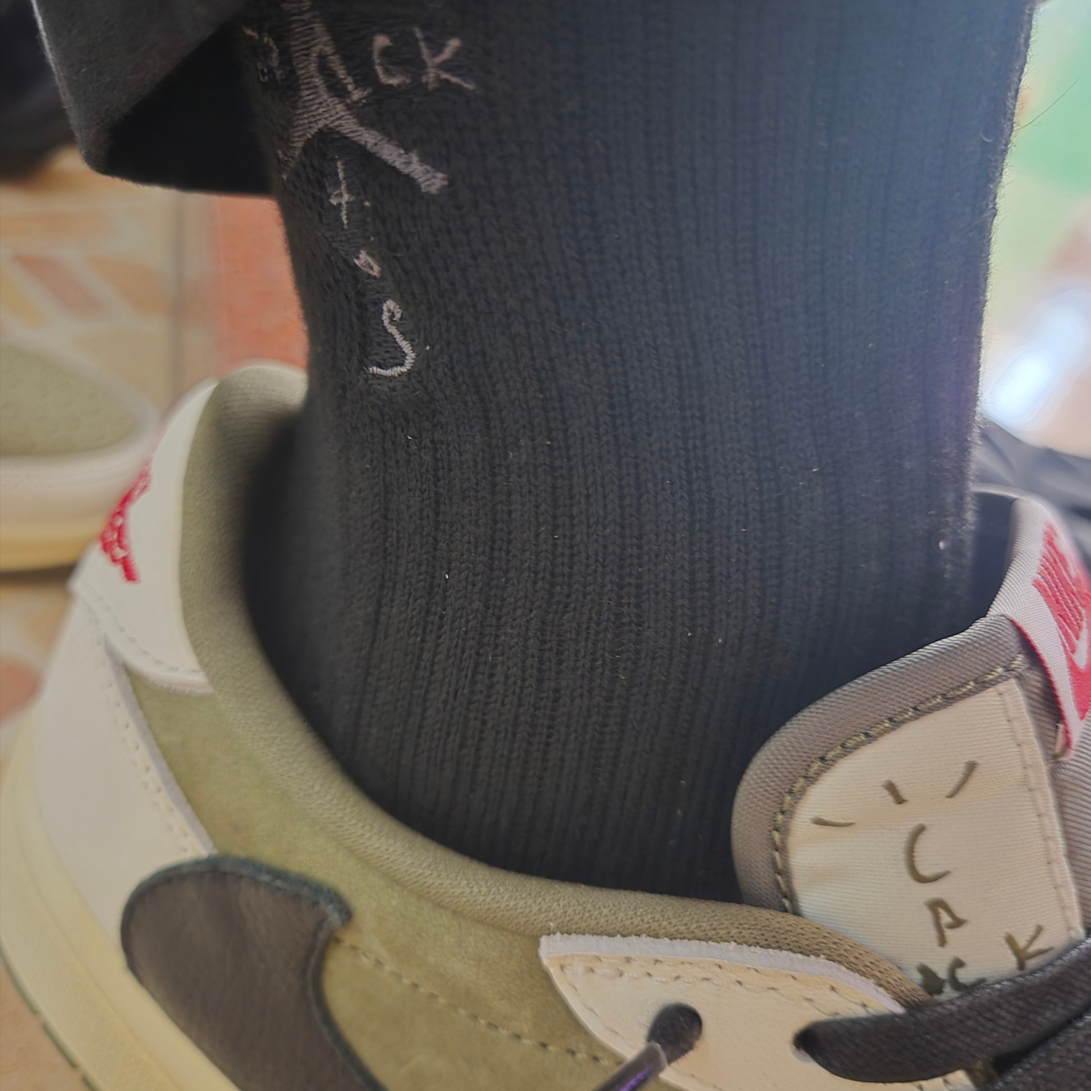 Jordan 1 x Travis Scott Retro Low OG SP Reverse Olive, Jordan x Travis Scott Cushioned Crew Socks Black 착용 스타일