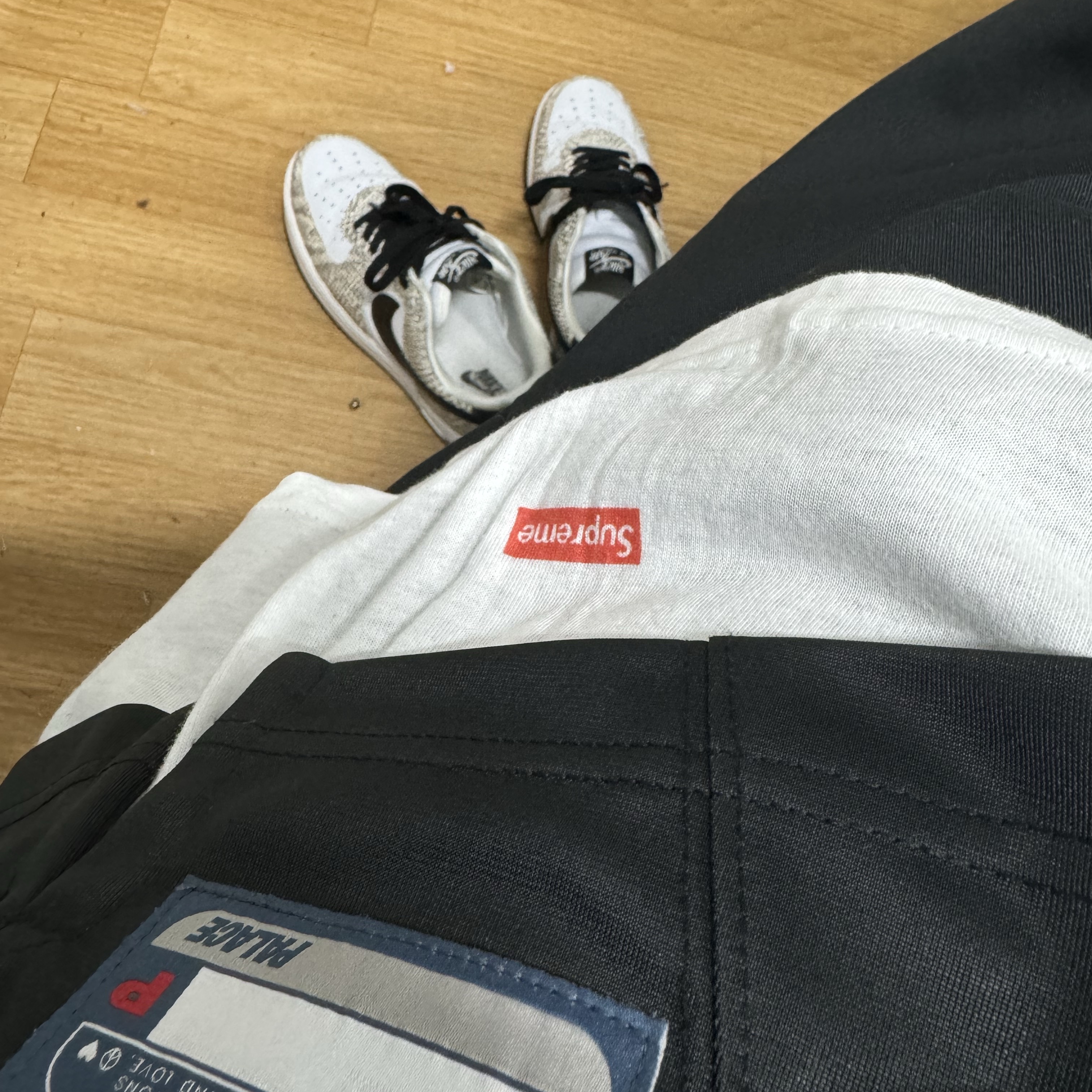 Supreme Hanes Tagless T-Shirt White (3 Pack), Nike Air Force 1 Low Retro Cocoa Snake 2018 착용 스타일